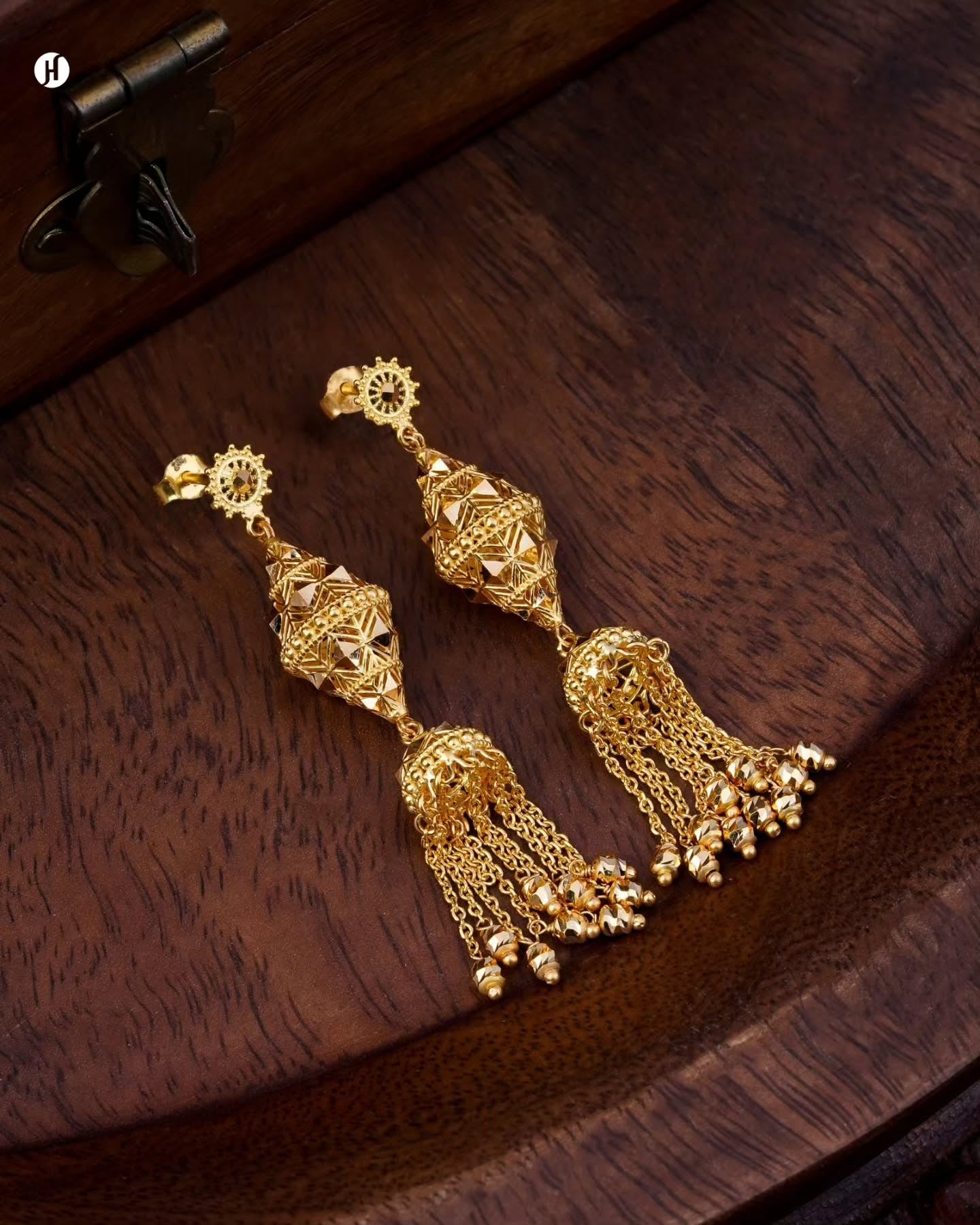 21Karat Yellow Gold Bahraini Lantern Long Earrings | مثالي لعيد الأضحى، وحفلات الزفاف، والمناسبات الخاصة، يضفي لمسة جريئة وفاخرة على إطلالة المرأة الخليجية والإماراتية. يكمل أي زي، بما في ذلك العباية.