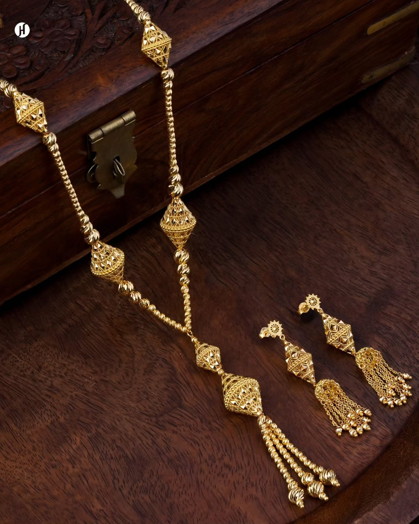 21Karat Yellow Gold Bahraini Lantern Long Necklace Set | perfect for Eid Al Adha, weddings, parties, and special occasions, making a bold and luxurious statement for Khaleeji and Emirati women. It complements any outfit, including the Abaya.