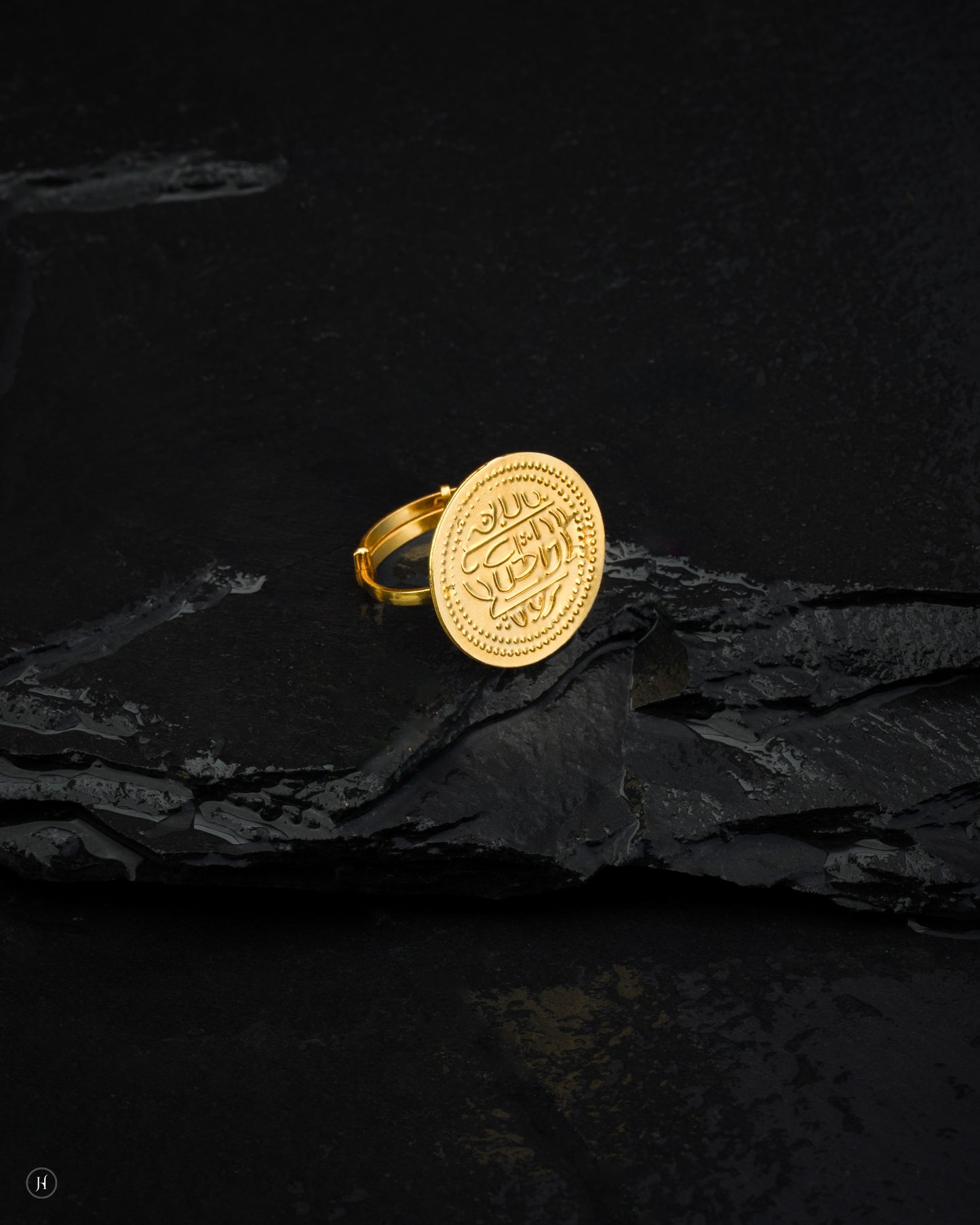 21Karat Yellow Gold Bahraini Majestic Coin Traditional Ring - J.H Jewellers.