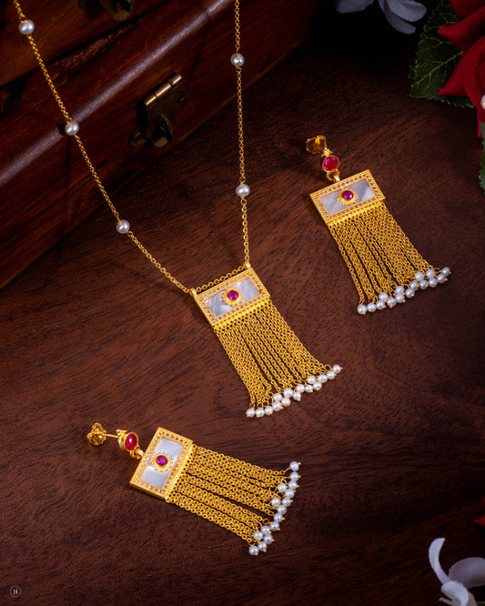 21Karat Yellow Gold Bahraini Mother of Pearl Necklace Set for ladies in Dubai