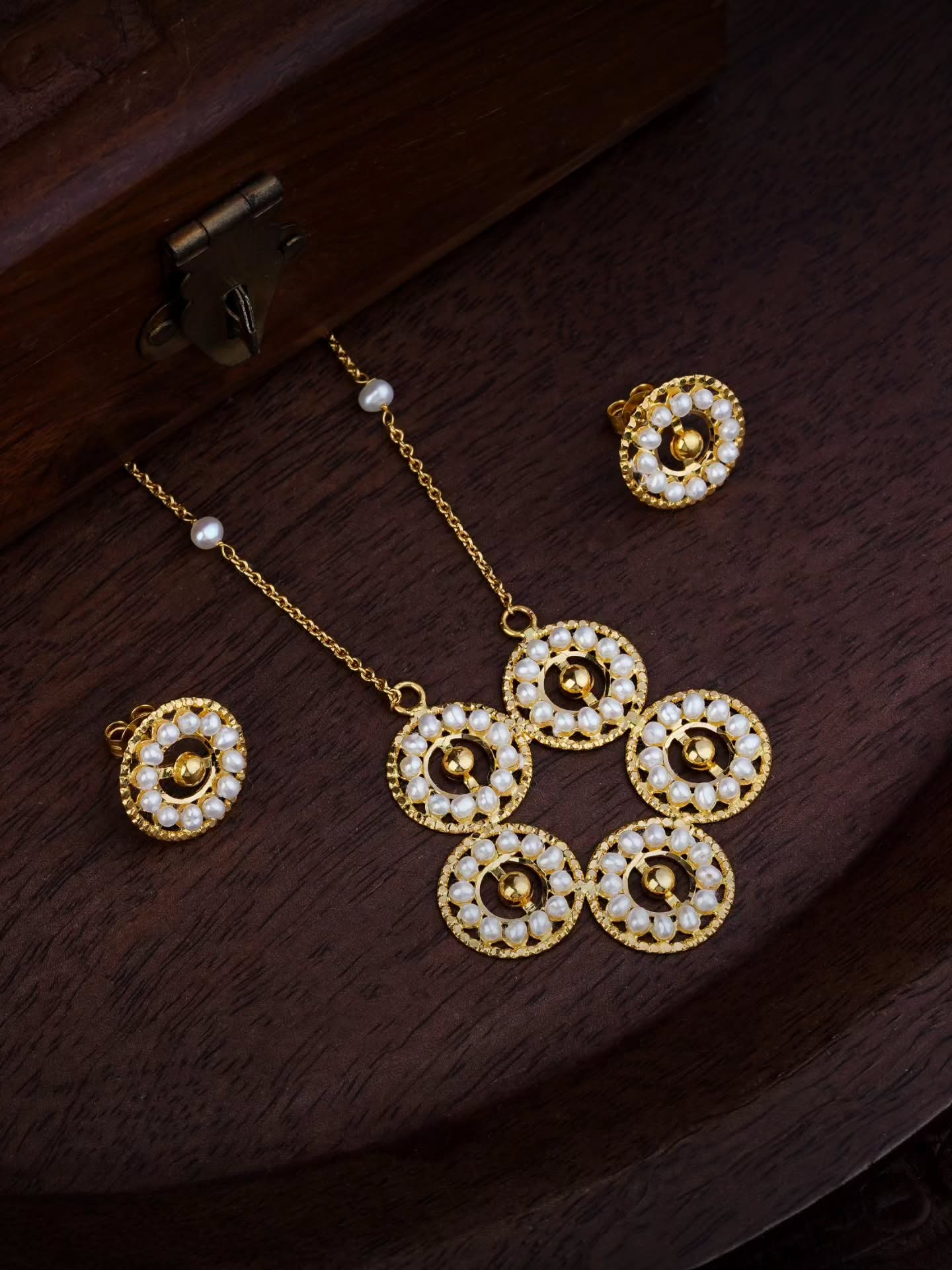 21Karat Yellow Gold Bahraini Multi- Floral Pearl Necklace Set for khaleeji women.طقم عقد من اللؤلؤ متعدد الأزهار من الذهب الأصفر عيار 21 قيراطاً من البحرين للنساء الخليجيات.