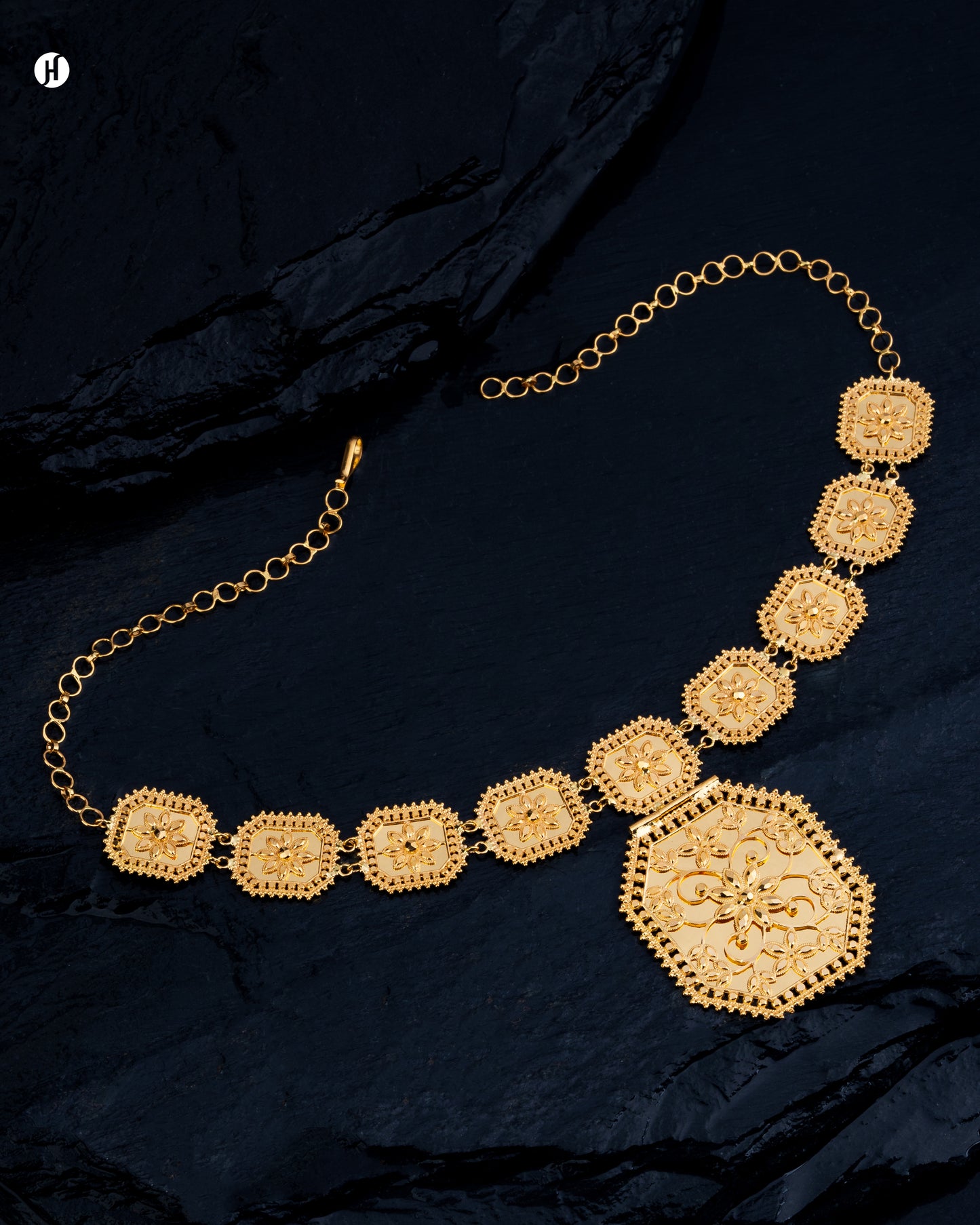 21Karat Yellow Gold Bahraini Octa-Floral Necklace for Ladies.