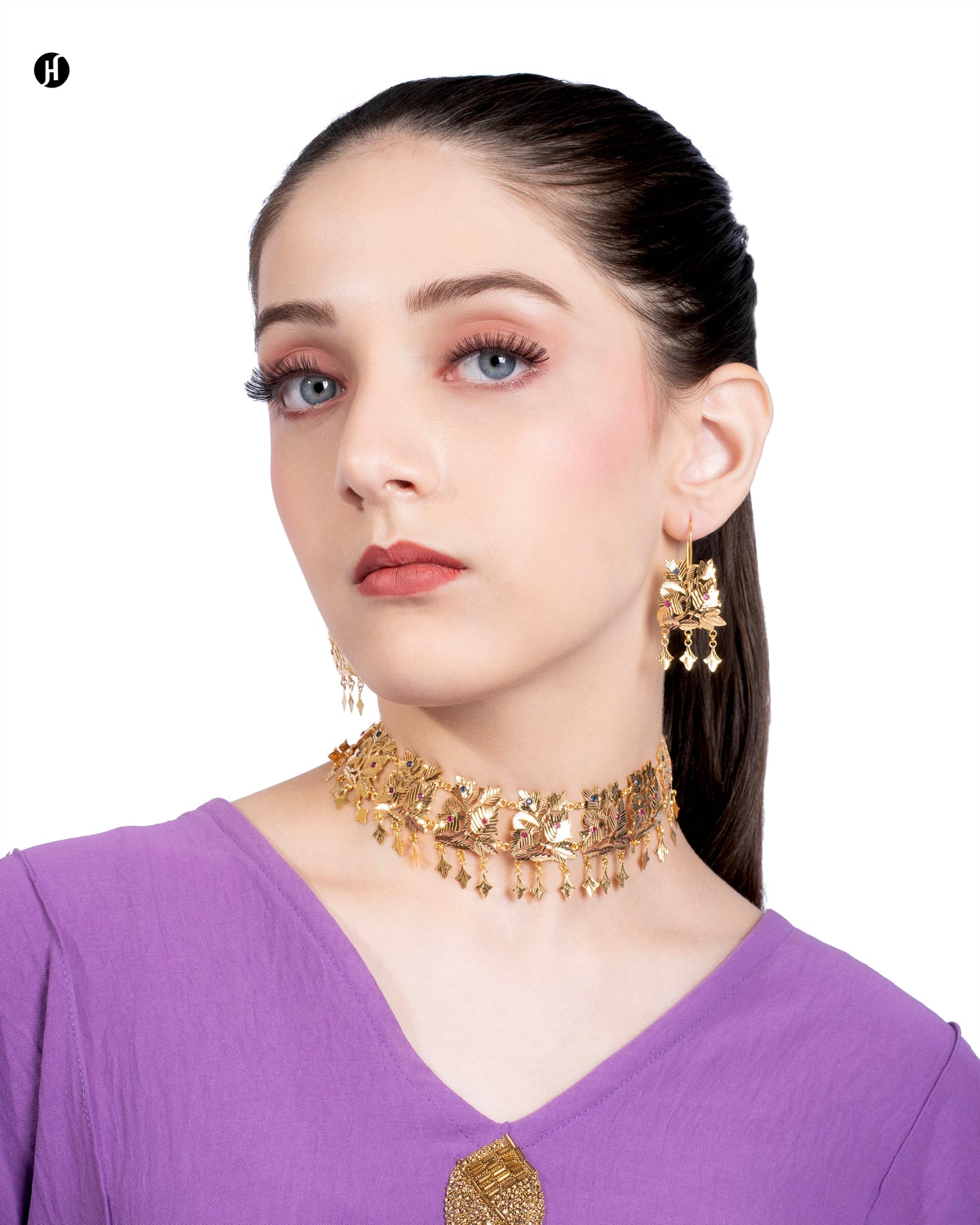 21Karat Yellow Gold Bahraini Open Floral Necklace Set for ladies in Dubai