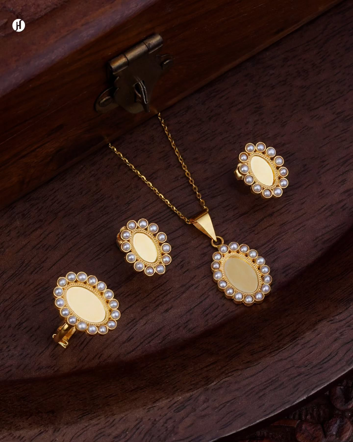 21Karat Yellow Gold Bahraini Oval Pendant Necklace Set | Lightweight Jewellery for Khaleeji & Emirati Women for Daily wear. طقم قلادة بيضاوية بحرينية من الذهب الأصفر عيار 21 قيراطًا | مجوهرات خفيفة الوزن للنساء الخليجيات والإماراتيات للارتداء اليومي.