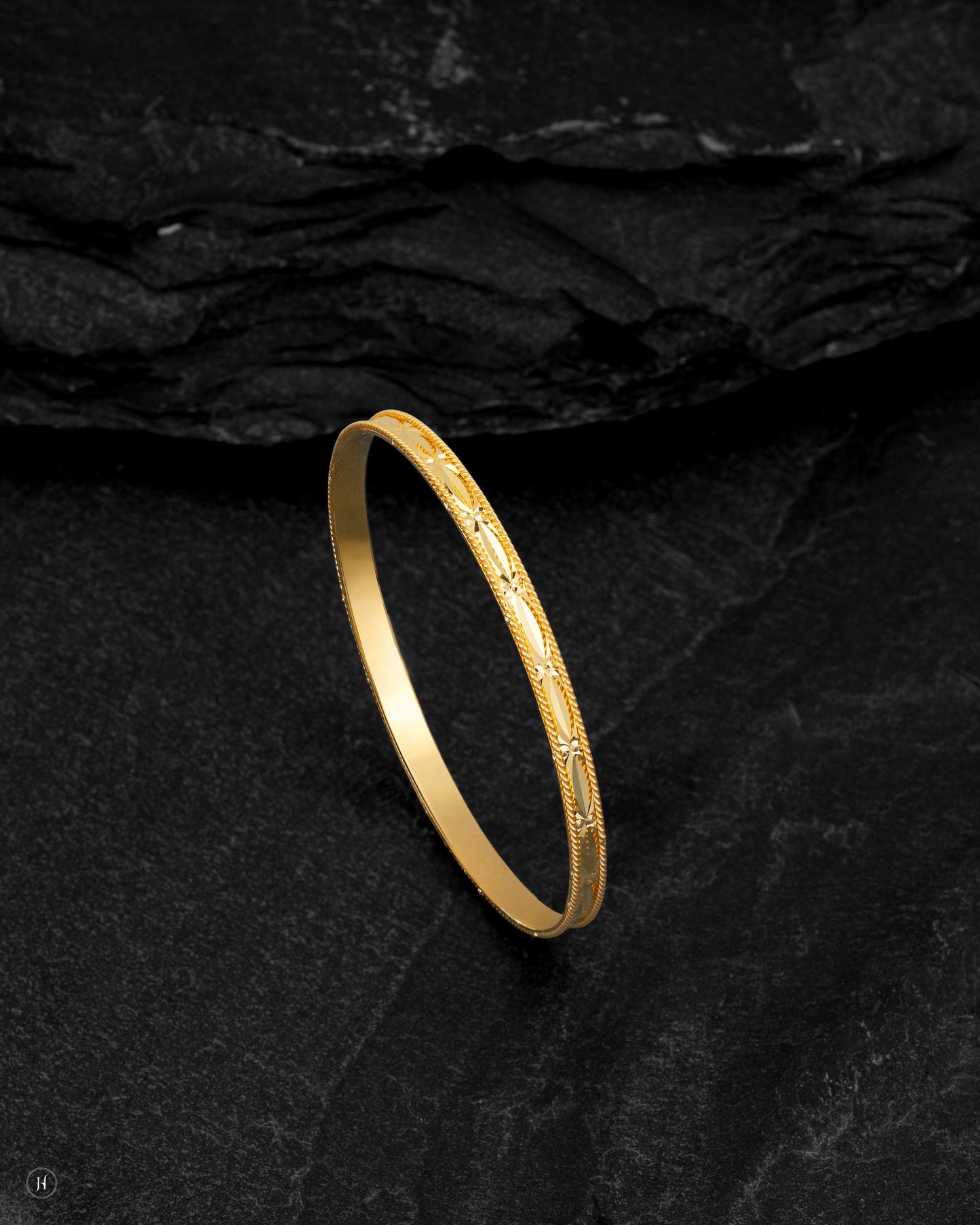 21Karat Yellow Gold Bahraini Sleek-Style Bangle for ladies | Daily wear bangles in UAE.