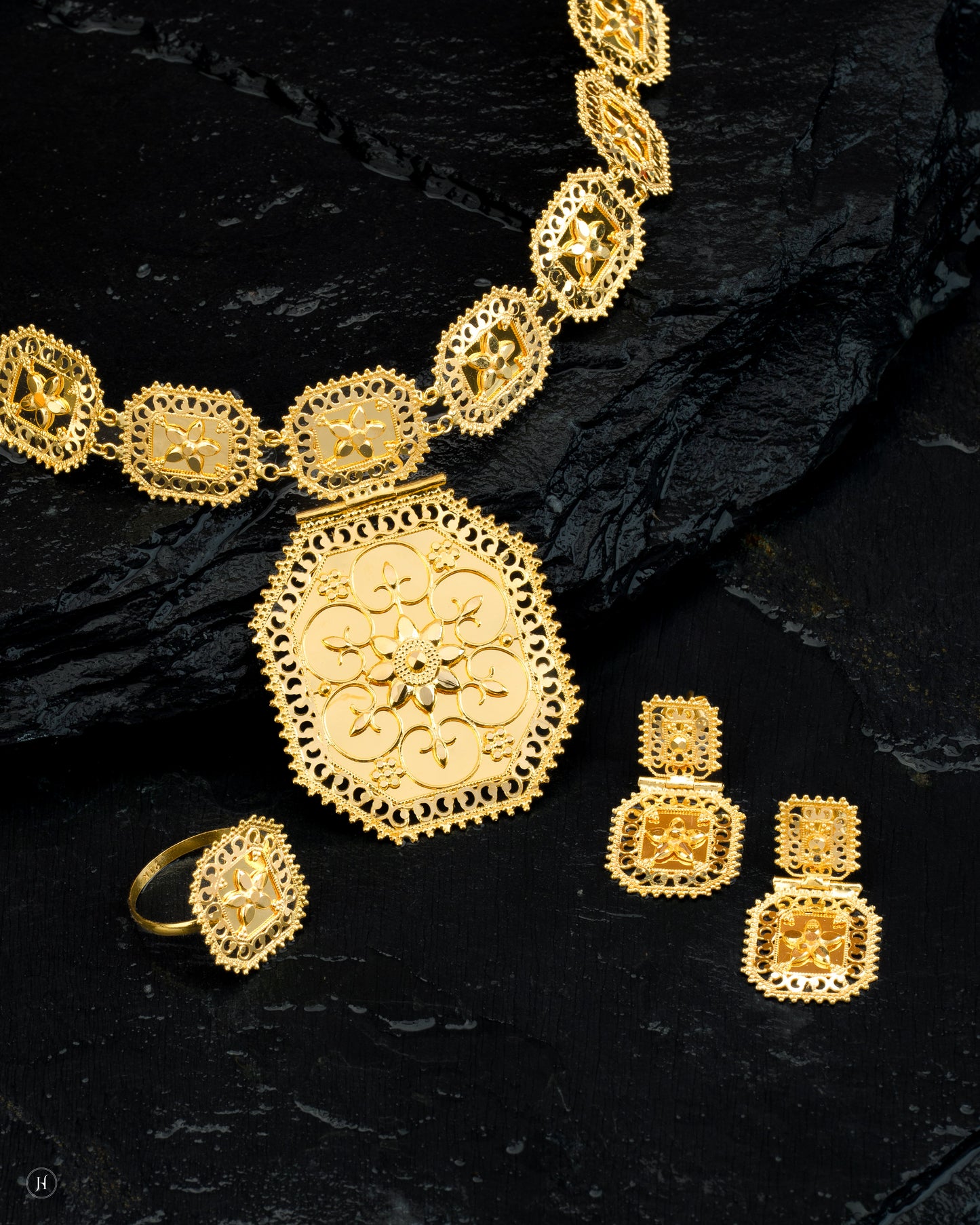 21Karat Yellow Gold Bahraini Square-Link Pendant Necklace Set | Bridal Jewellery for Women.