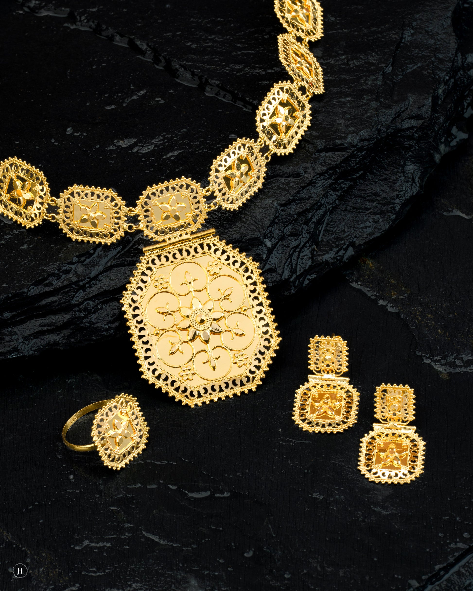 21Karat Yellow Gold Bahraini Square-Link Pendant Necklace Set | Bridal Jewellery for Women.