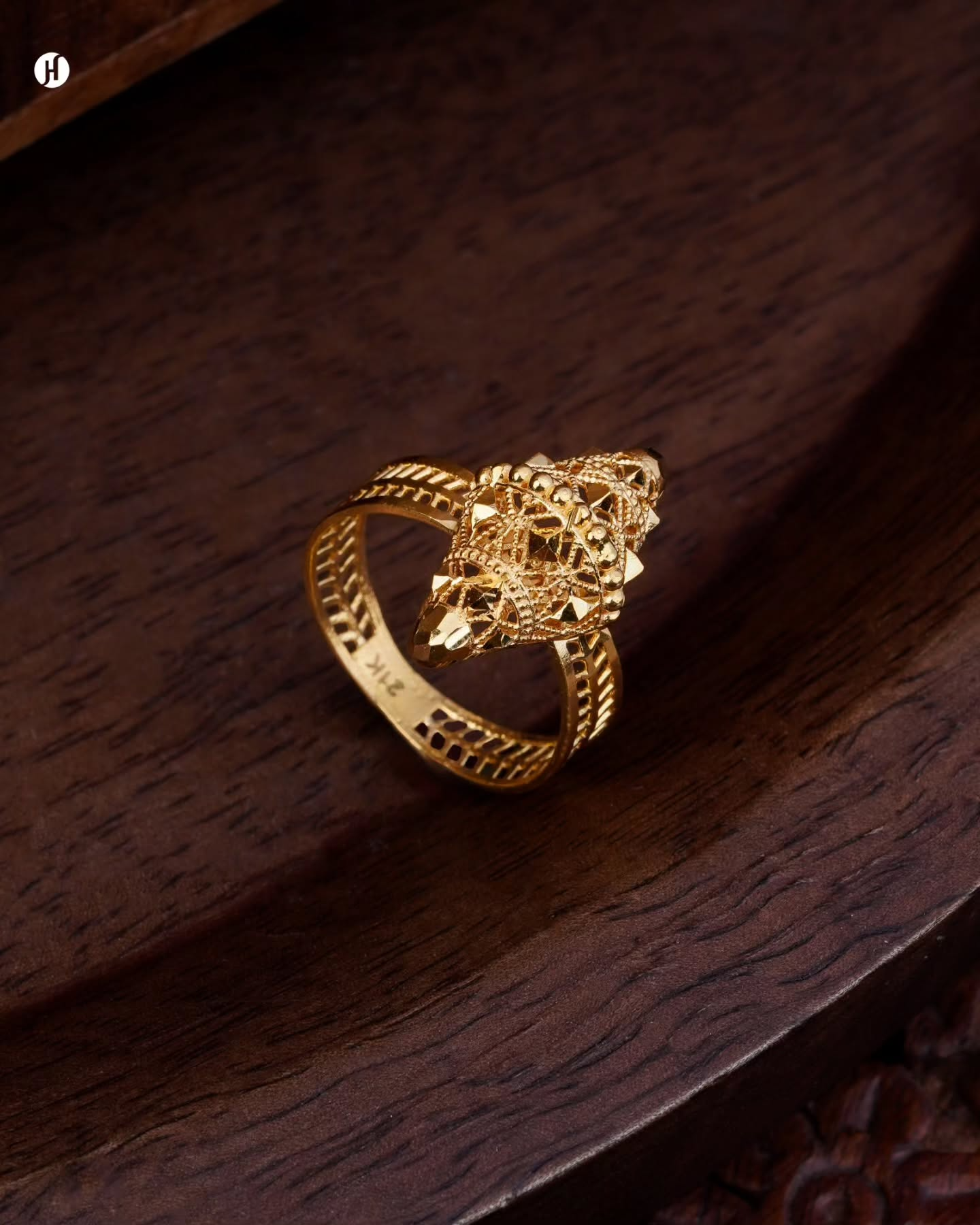 21Karat Yellow Gold Bahraini Sukoon Cone Ring | Eid gift for Ladies.
خاتم سكون بحريني مخروطي من الذهب الأصفر عيار 21 قيراطًا | هدية عيد للنساء.