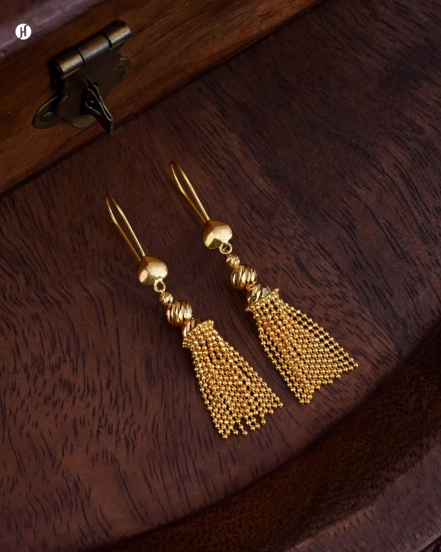 21Karat Yellow Gold Bahraini Textured Tassel Earrings for Khaleeji and Emirati Women in UAE. أقراط بشرابة مزخرفة من الذهب الأصفر عيار 21 قيراطاً من البحرين للنساء الخليجيات والإماراتيات في الإمارات العربية المتحدة.