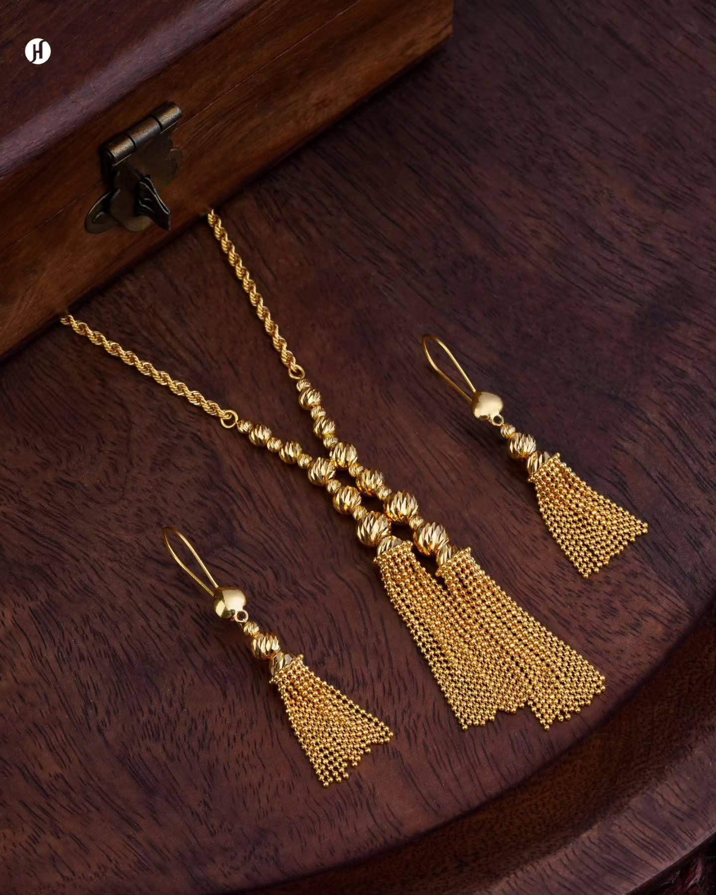 21Karat Yellow Gold Bahraini Textured Tassel Necklace Set for Khaleeji and Emirati Women in UAE. طقم عقد من الذهب الأصفر عيار 21 قيراطًا بتصميم بحريني مزخرف بشرابة للنساء الخليجيات والإماراتيات في الإمارات العربية المتحدة.