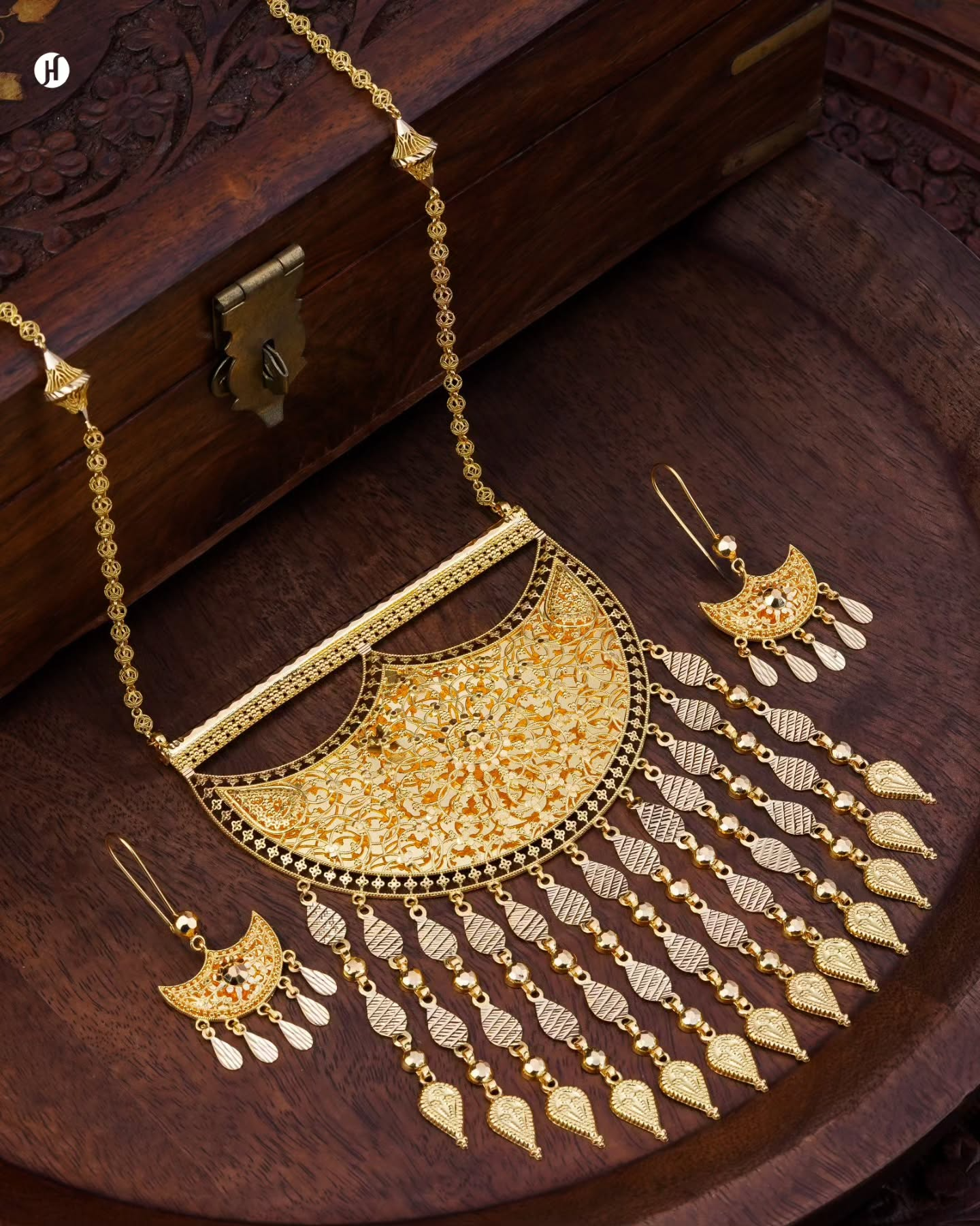 21K Yellow Gold Bahraini Traditional Crescent Waterfall Necklace Set | luxurious statement for Khaleeji and Emirati women. It complements any outfit, including the Abaya.