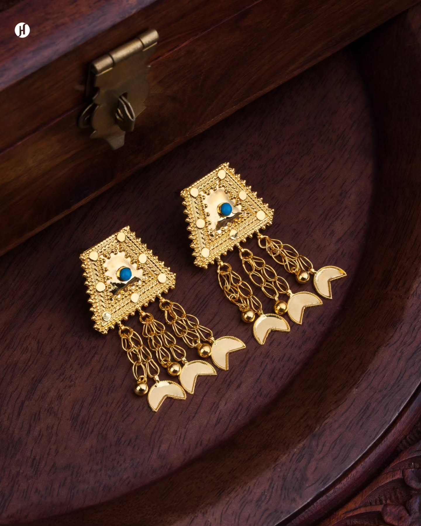 21Karat Yellow Gold Bahraini Triangle Pendant Earrings | Khaleeji Bridal Jewellery collection in Dubai, UAE