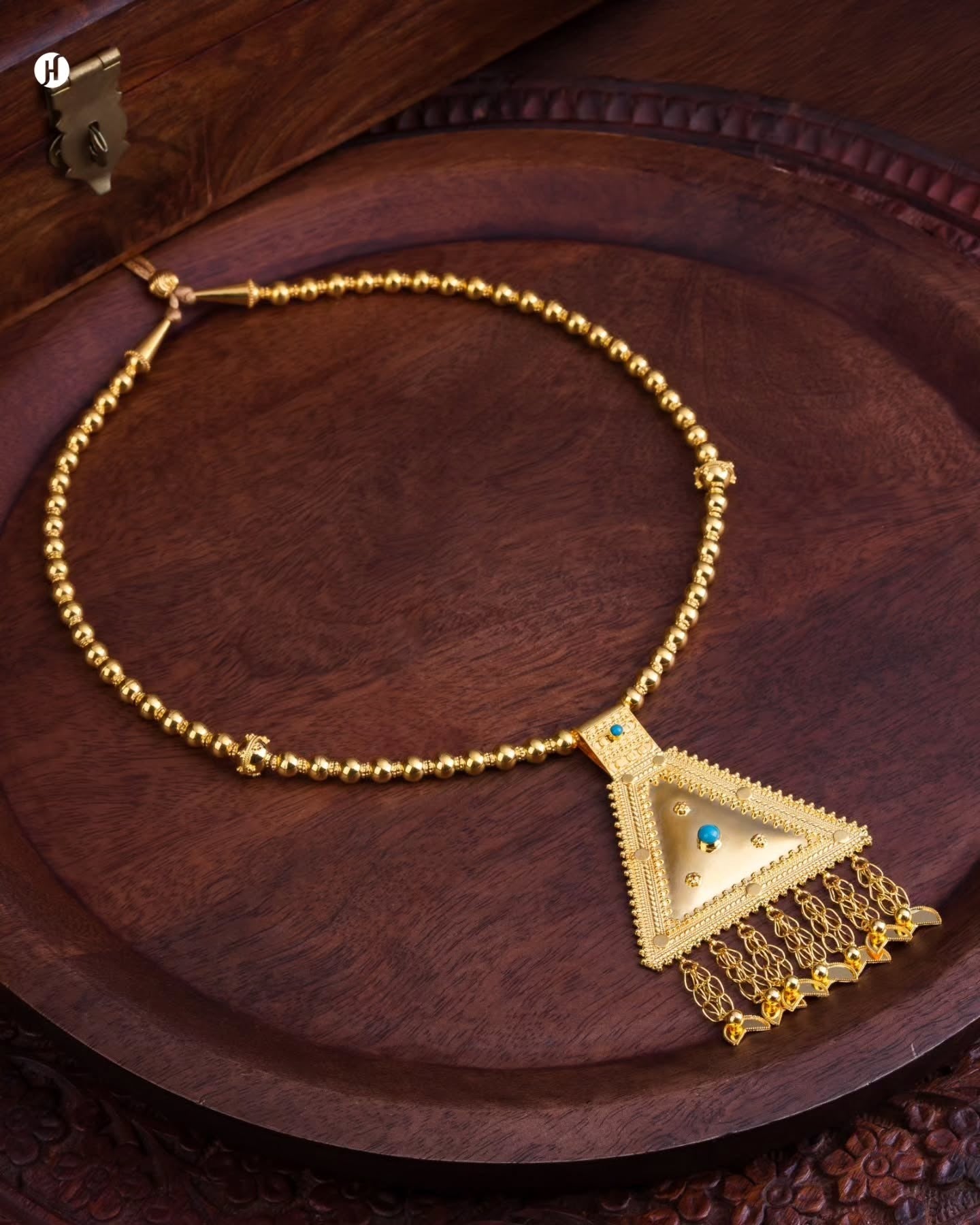 21Karat Yellow Gold Bahraini Triangle Pendant Necklace | Khaleeji Bridal Jewellery collection in Dubai, UAE