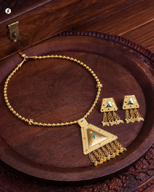 21Karat Yellow Gold Bahraini Triangle Pendant Necklace Set | Khaleeji Bridal Jewellery collection in Dubai, UAE