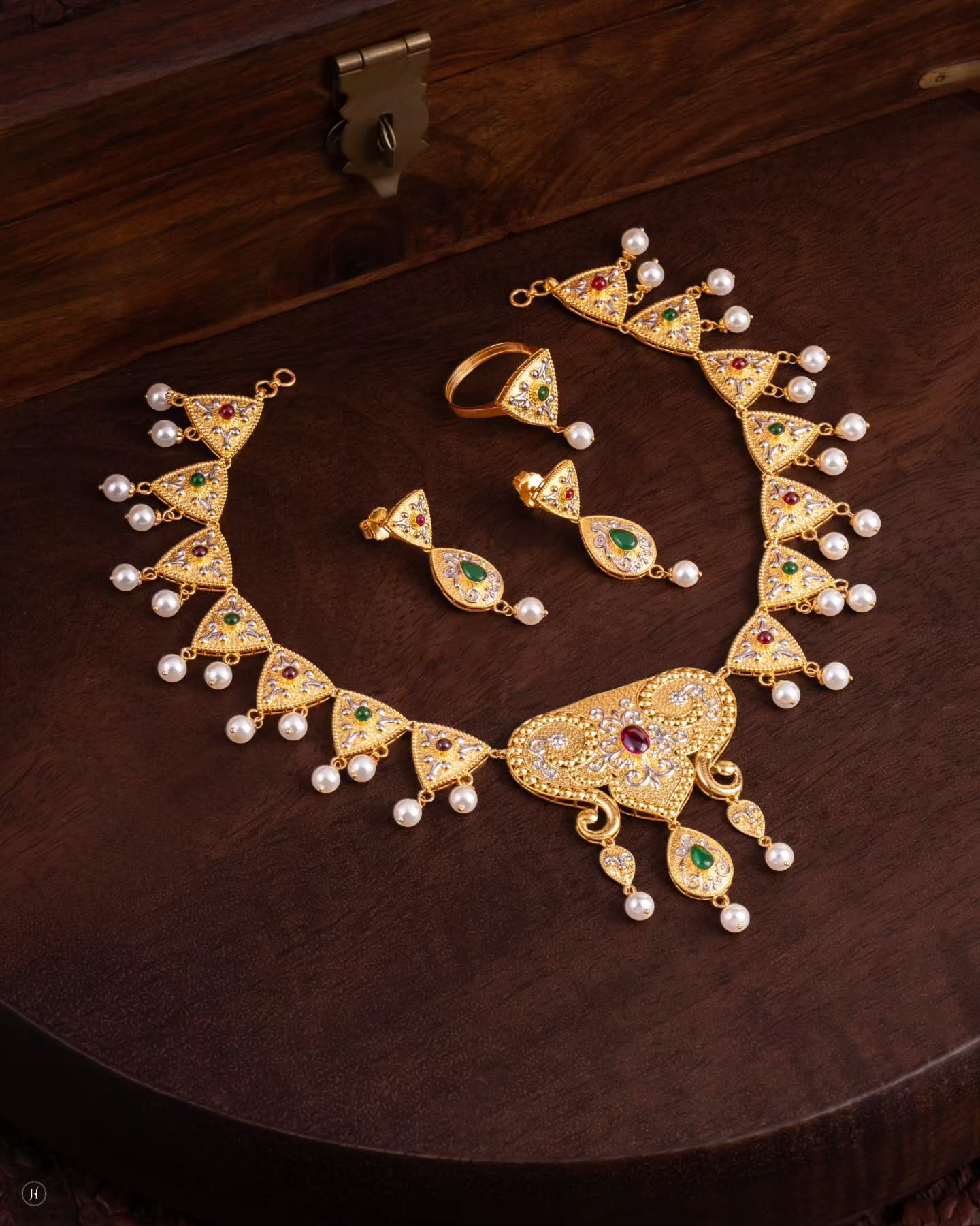 21Karat Yellow Gold Bahraini Triangular & Teardrop Choker Set for women in Dubai