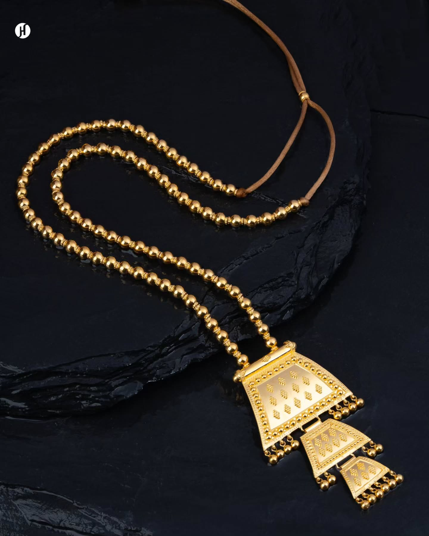 21Karat Yellow Gold Bahraini Triple-Layer Square Pendant for Khaleeji women.