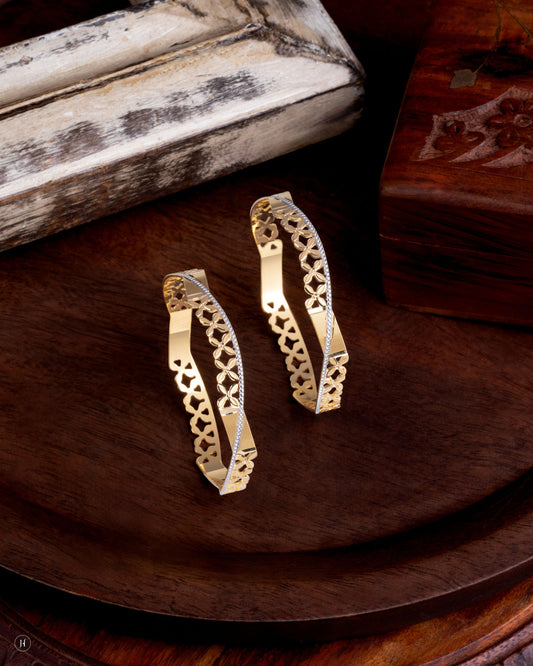 21Karat Yellow Gold Bahraini openwork floral Pattern Modern Bangles for Emirati Ladies | أساور عصرية من الذهب الأصفر عيار 21 قيراطاً بتصميم بحريني مفتوح بنقوش زهرية، مناسبة للسيدات الإماراتيات