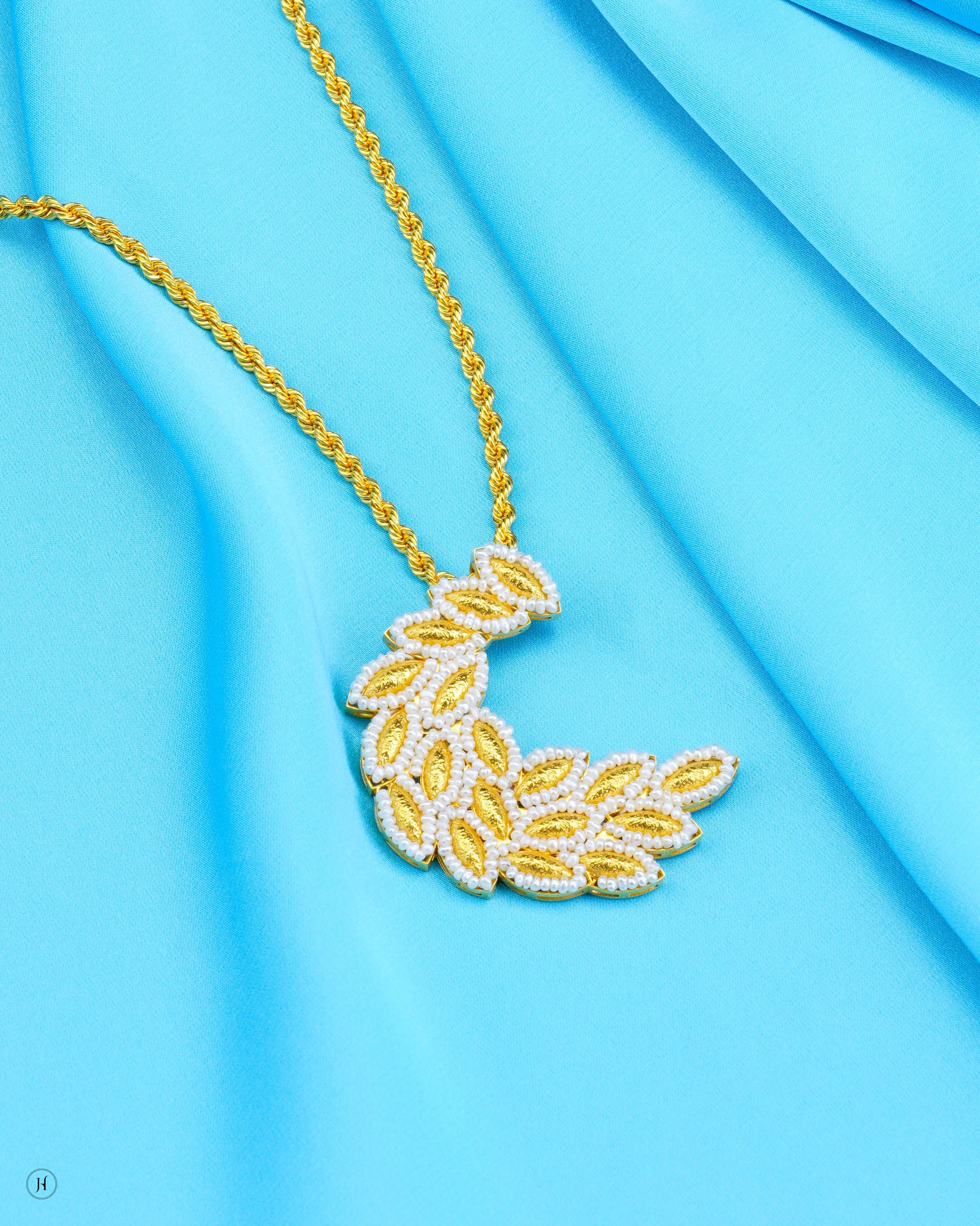 21Karat Yellow Gold Crescent Leaf Motif Necklace | Online Jewellery Shop in UAE - J.H Jewellers

قلادة هلالية من الذهب الأصفر عيار ٢١ قيراطًا | متجر مجوهرات إلكتروني في الإمارات العربية المتحدة - جيه إتش للمجوهرات