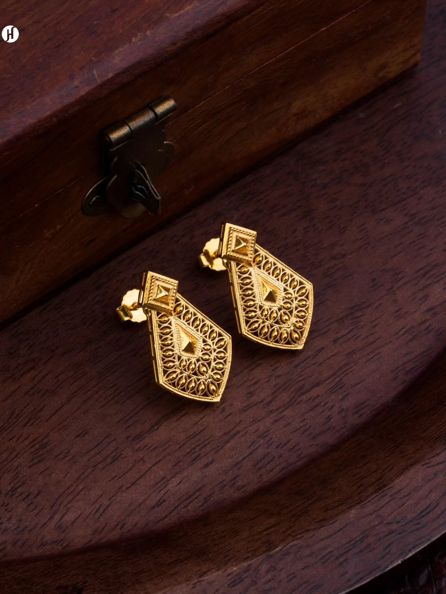 21Karat Yellow Gold Emirati Diamond Shaped Earrings.