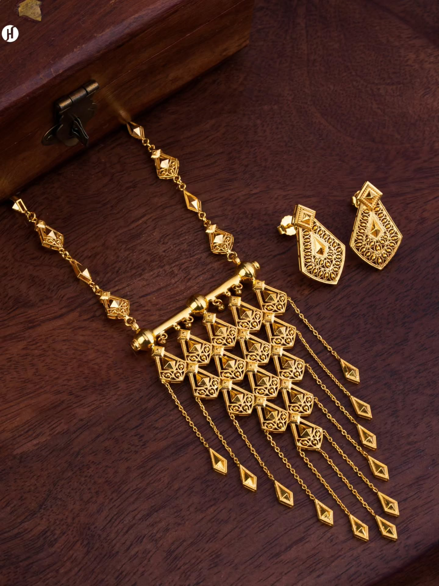 21Karat Yellow Gold Emirati Waterfall Fringe Necklace Set