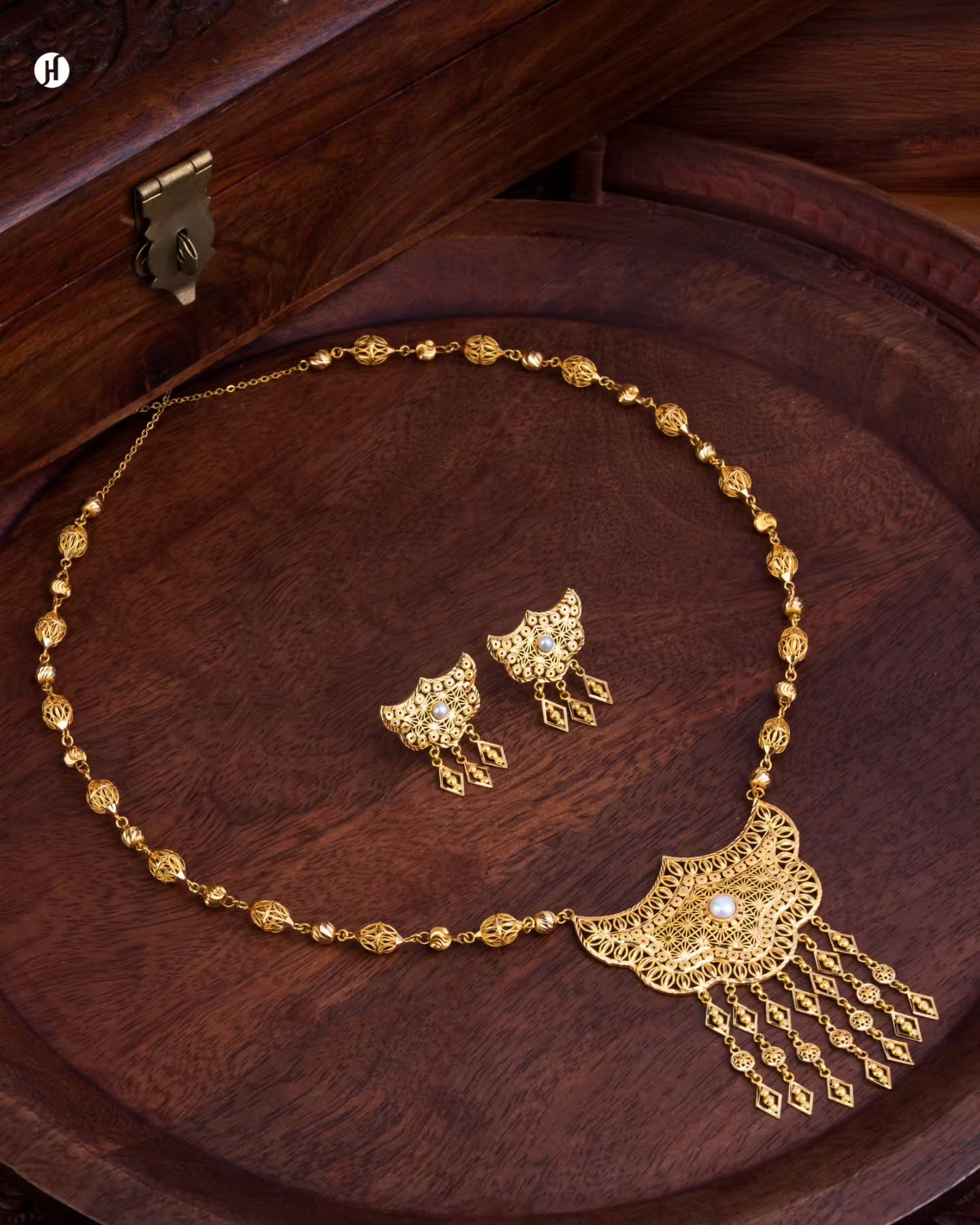 21Karat Yellow Gold Half Flower Tassel Bridal Necklace Set for Khaleeji Women In UAE.