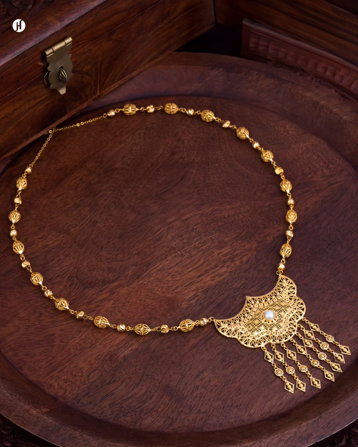 21Karat Yellow Gold Half Flower Tassel Bridal Necklace for Khaleeji Women In UAE.