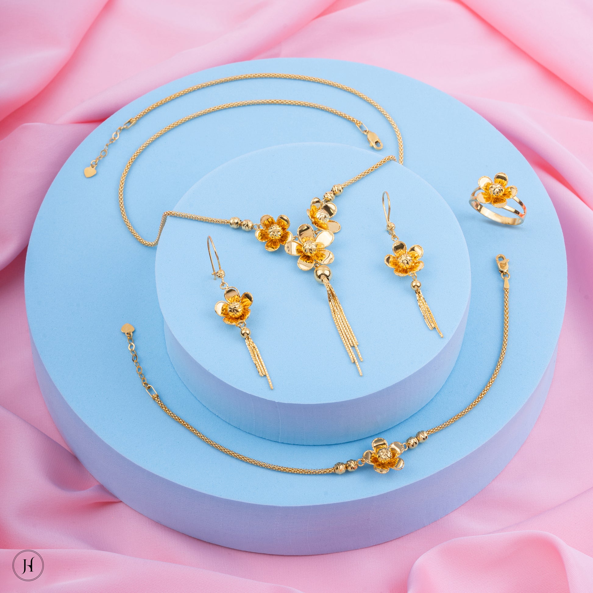 21Karat Yellow Gold Italian Flower Hangings Necklace Set for Emirati and khaleeji ladies in UAE