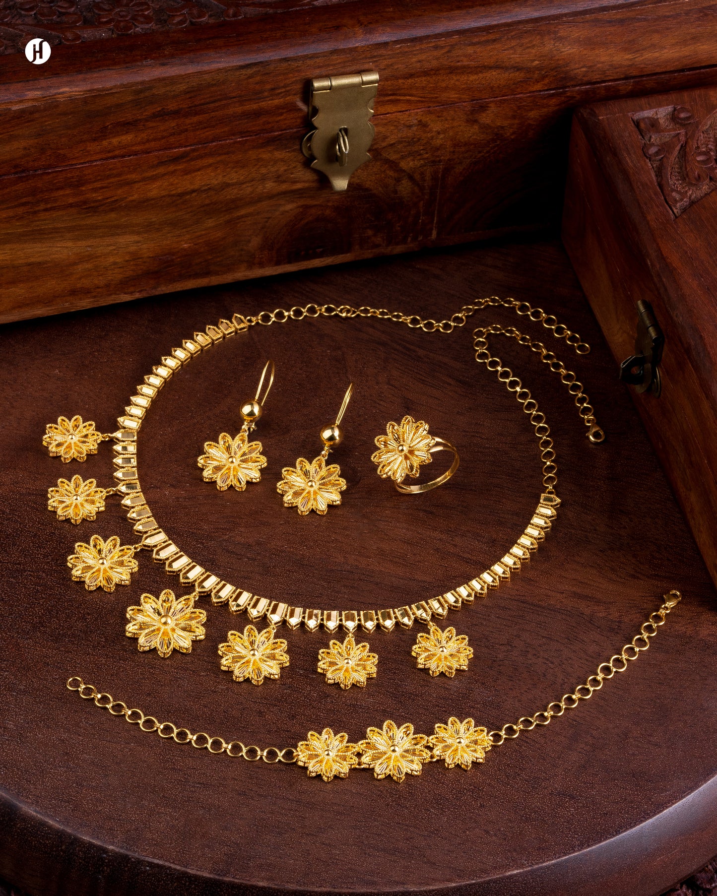 21Karat Yellow Gold Multi Flower Pendant Necklace set for women in UAE