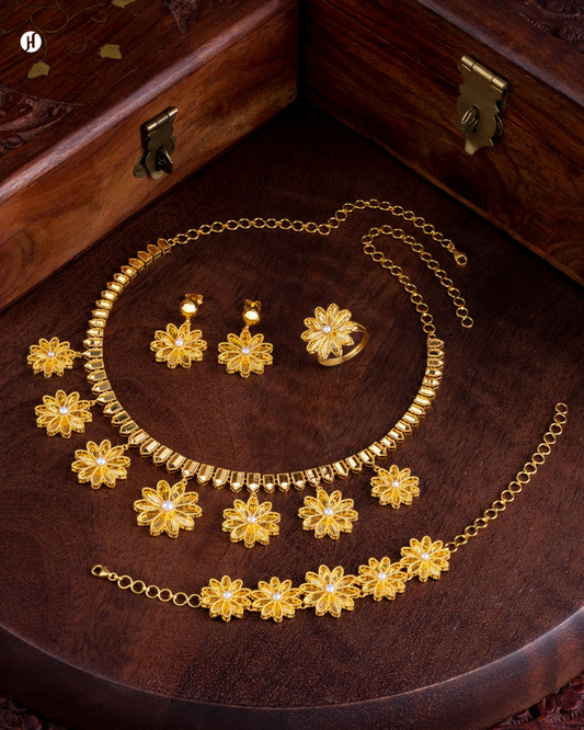21Karat Yellow Gold Multi Flower Pendant Necklace set for women | online jewellery store