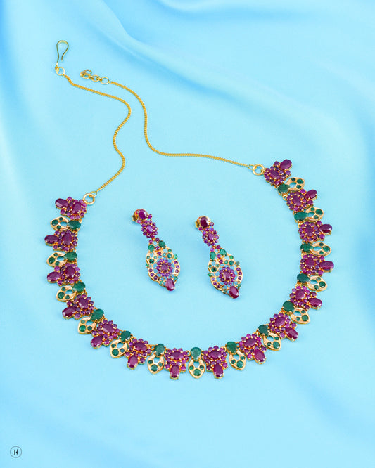 21Karat Yellow Gold Pakistani Floral Oval and Teardrop Motif Necklace Set with Gemstone | Online Bridal Jewellery store in UAE - J.H Jewellers.
قلادة باكستانية من الذهب الأصفر عيار 21 قيراطًا بتصميم بيضاوي ودمعي مزينة بأحجار كريمة | متجر مجوهرات الزفاف الإلكتروني في الإمارات العربية المتحدة - جيه إتش جولرز