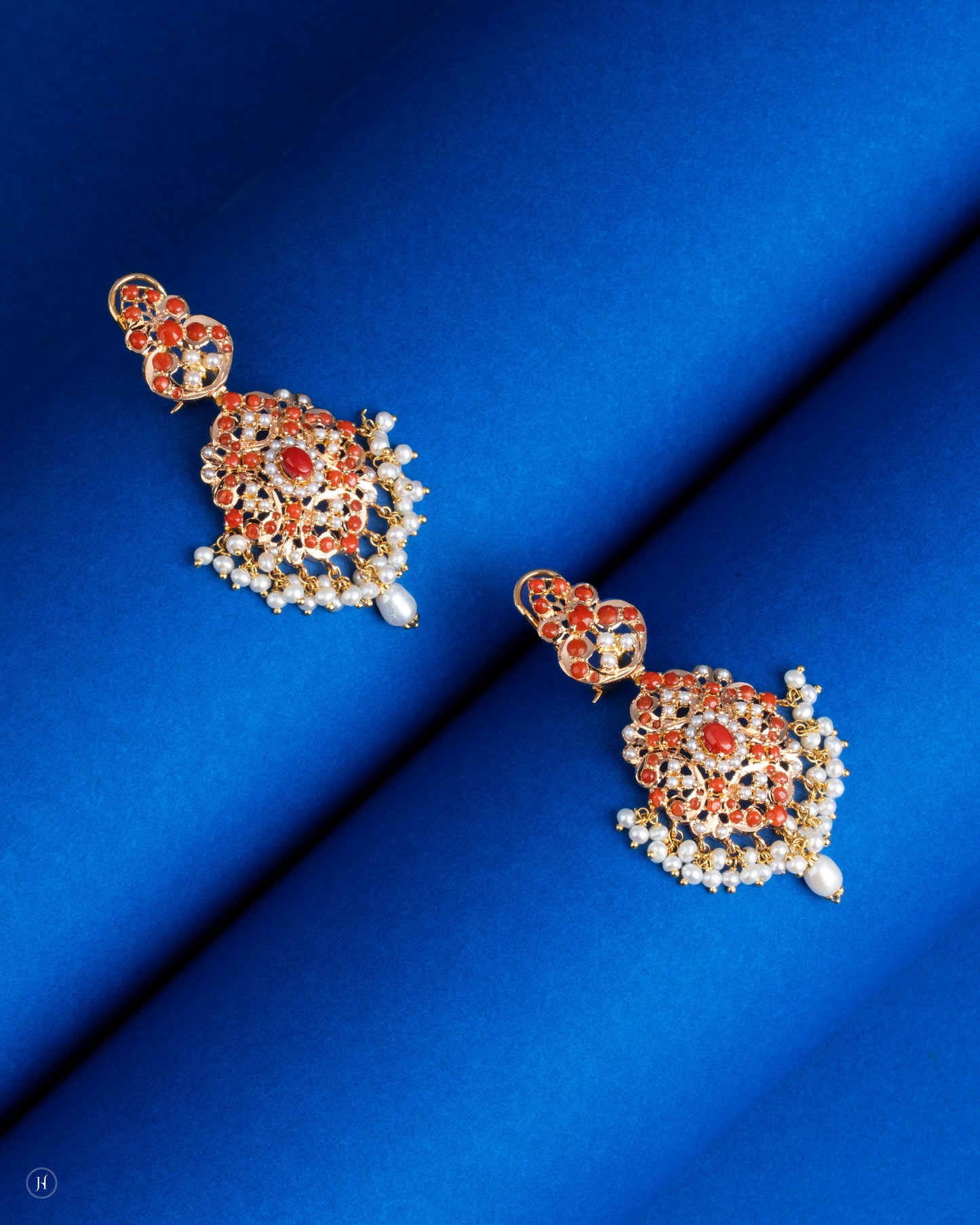 21Karat Yellow Gold Pakistani Pearl Bridal Gemstone Earrings | أقراط زفاف من الذهب الأصفر عيار 21 قيراطًا مرصعة باللؤلؤ الباكستاني والأحجار الكريمة