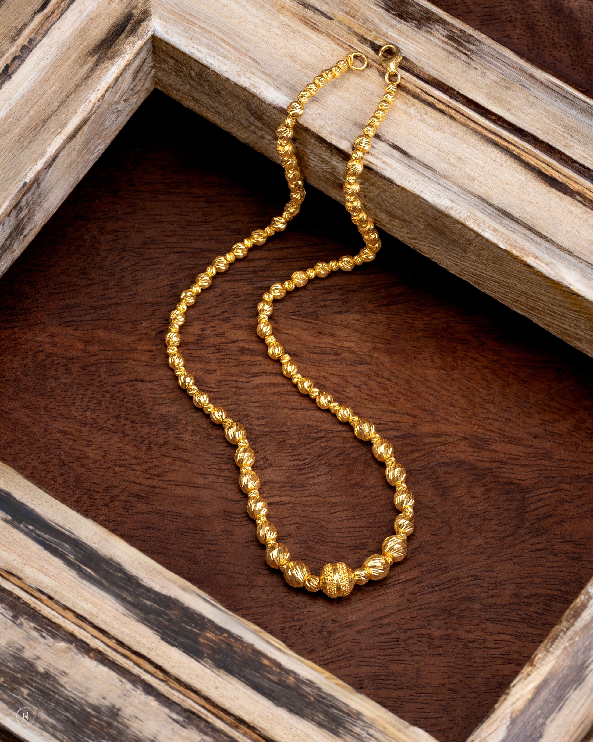 21Kt Yellow Gold Bahraini Beaded Ball Princess Necklace | قلادة بحرينية من الذهب الأصفر عيار 21 قيراط بخرز دائري محزز وخرزة مركزية زخرفية