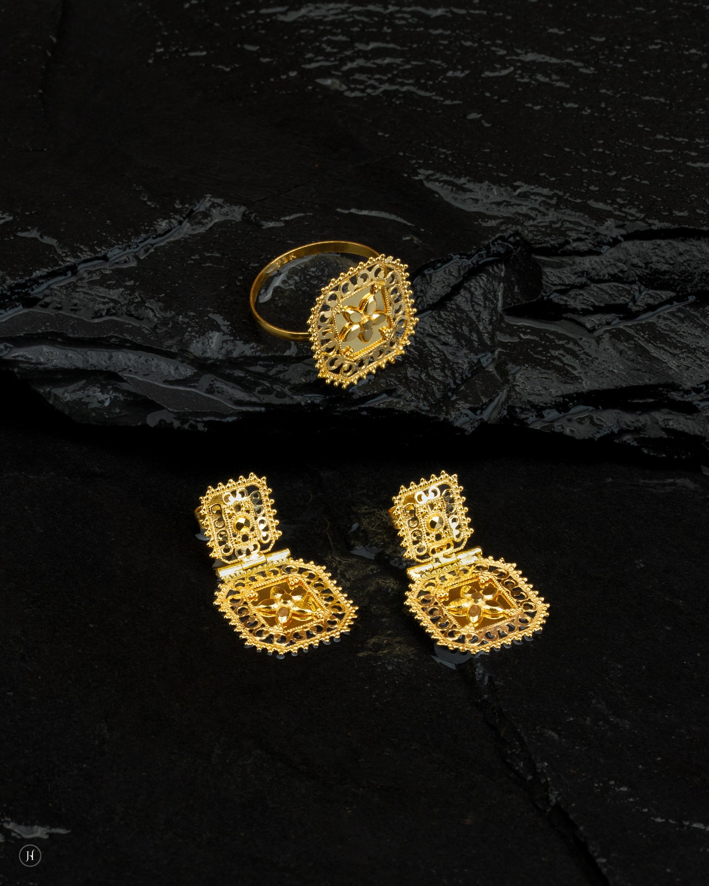 21Karat Yellow Gold Bahraini Square-Link Pendant Necklace Set | Bridal Jewellery for Women.