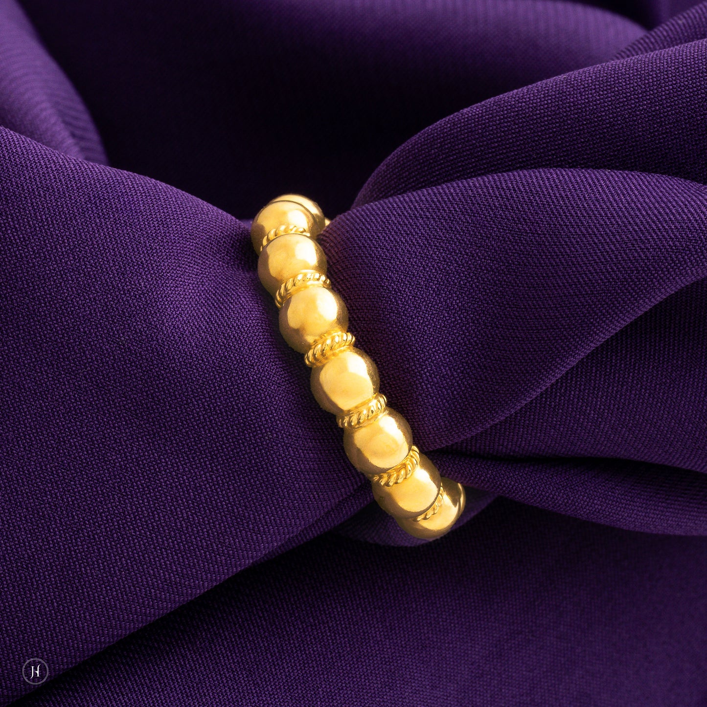 This 21K yellow gold Bahraini round ring has a bead design. The design is elegant and simple, perfect for everyday wear or layering with other rings. best arabic ring in dubai