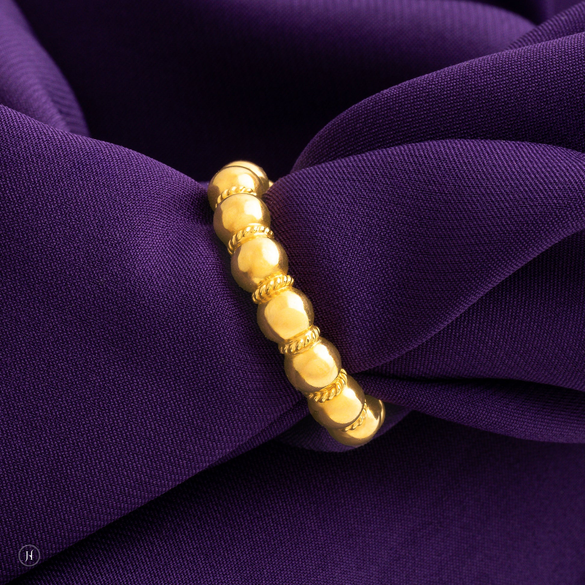 This 21K yellow gold Bahraini round ring has a bead design. The design is elegant and simple, perfect for everyday wear or layering with other rings. best arabic ring in dubai