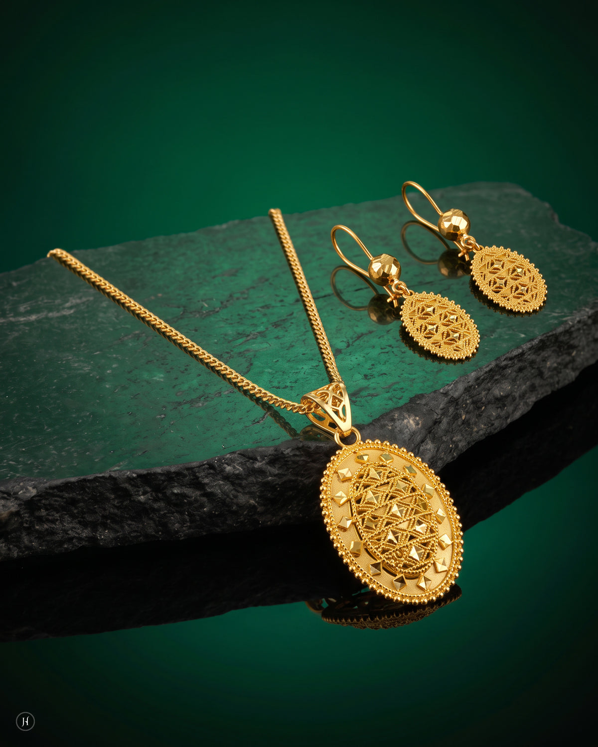 21K yellow gold Bahraini filigree oval pendant set with chain and matching drop earrings, loved by Emirati and Khaleeji women, J.H. by Priyansh Jewellery, Dubai, UAE.