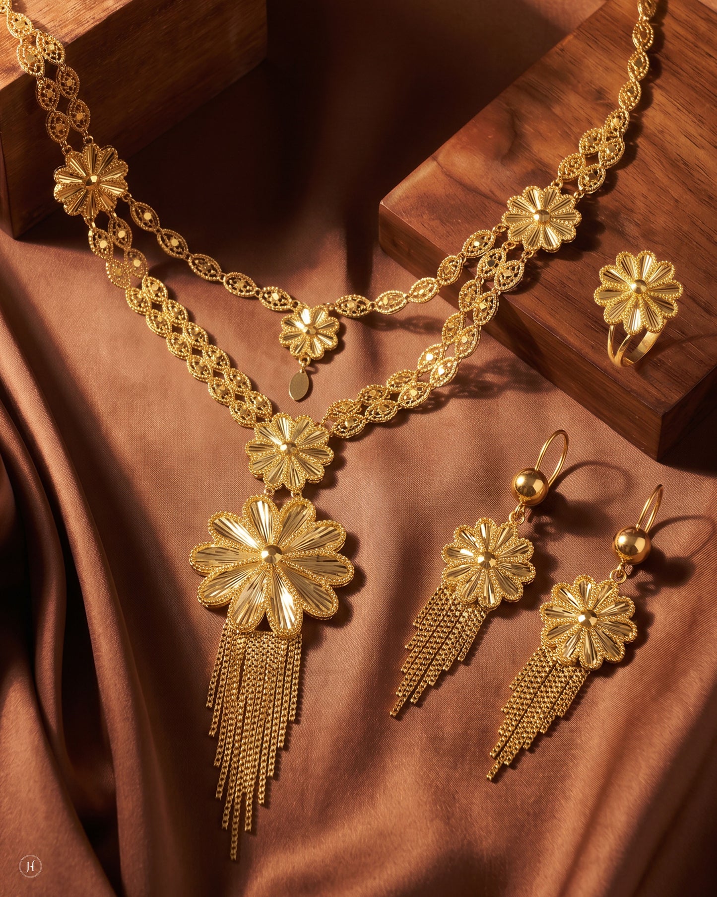 21K yellow gold Bahraini flower tassel necklace set — floral necklace with chain fringe and matching drop earrings — Emirati and Khaleeji women's jewellery, Dubai, UAE.