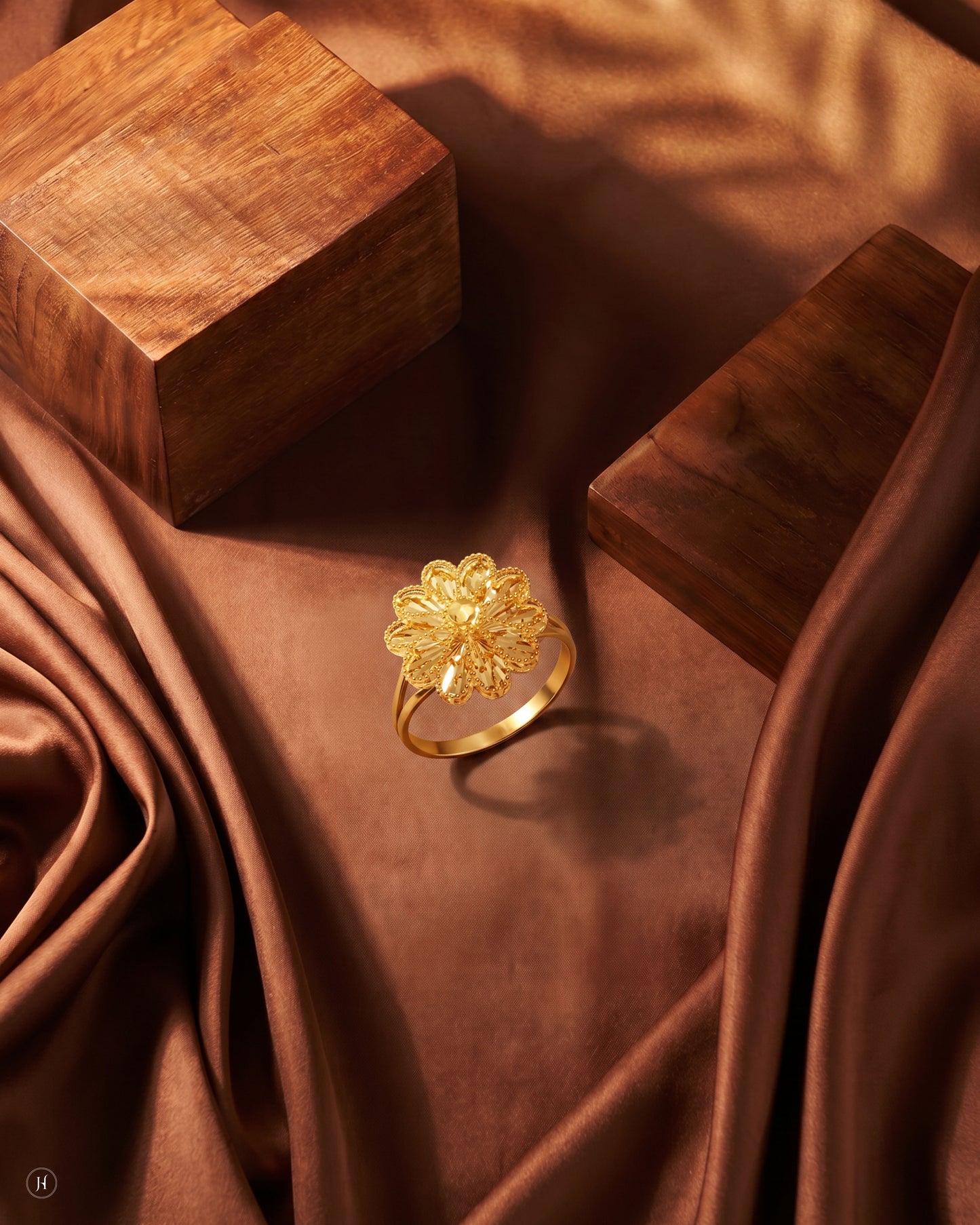 21K yellow gold Bahraini flower ring — Emirati and Khaleeji women's jewellery, Dubai, UAE.