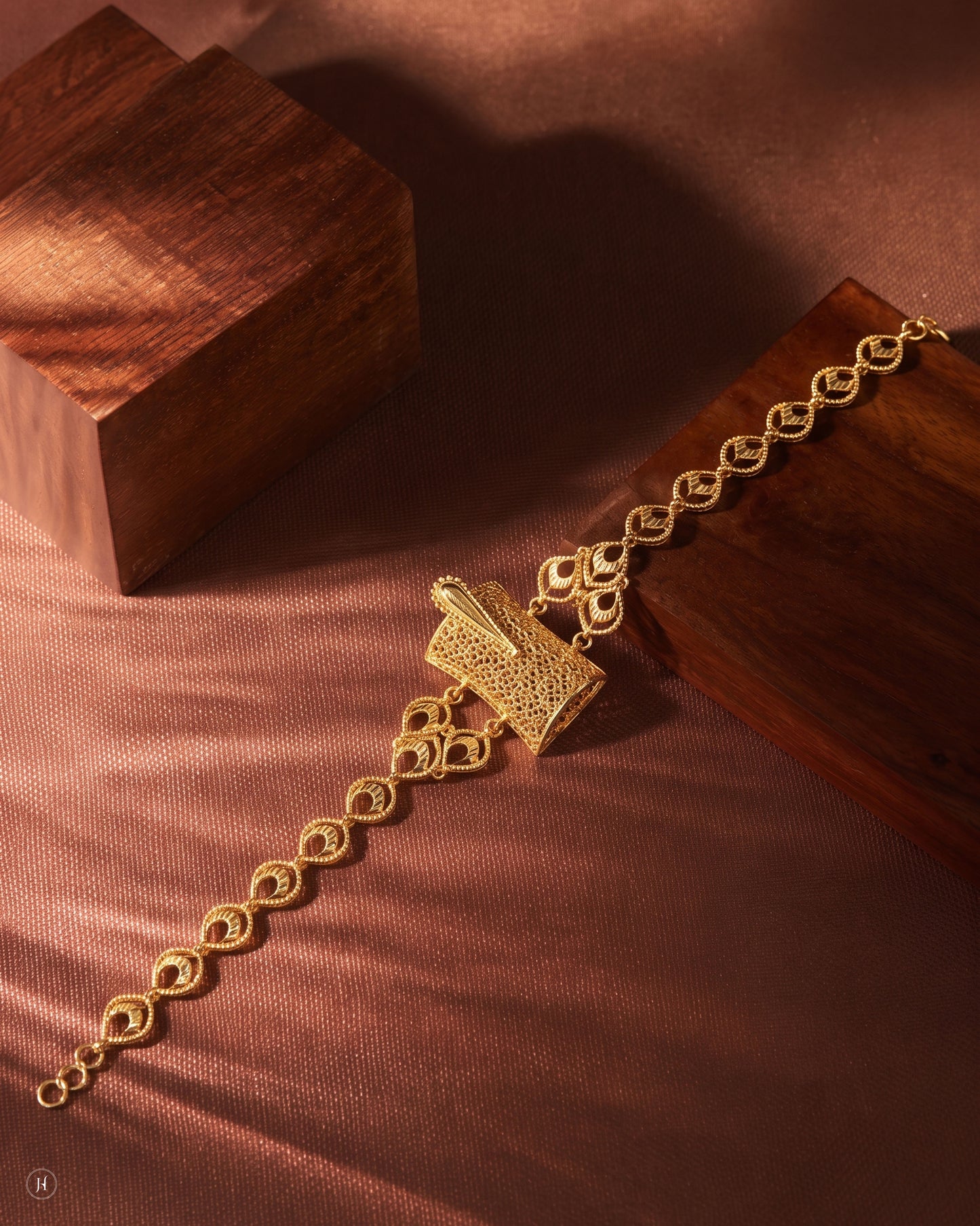 21K yellow gold Bahraini mesh fringe filigree bracelet from the opera necklace set — Emirati and Khaleeji women's jewellery, Dubai, UAE.