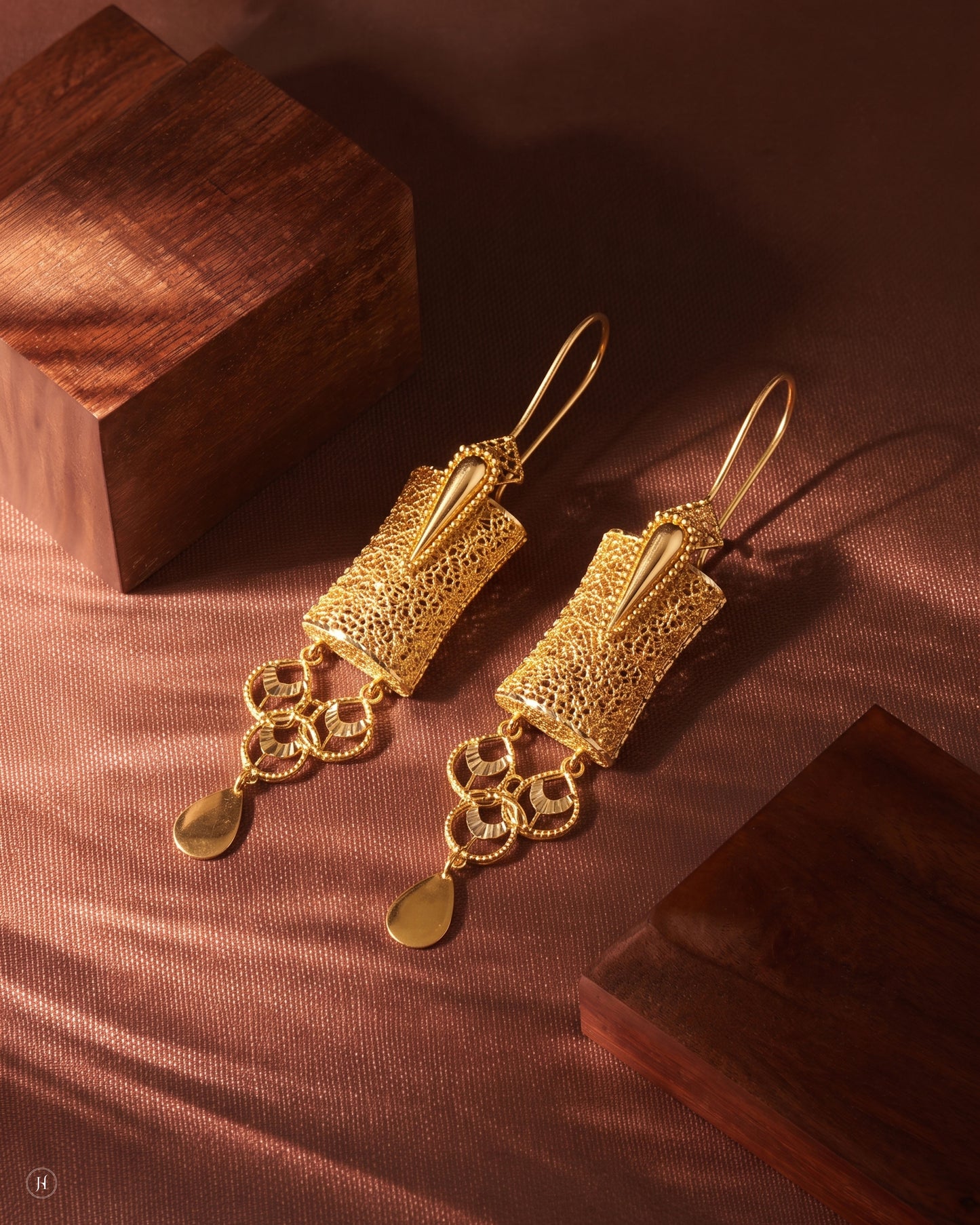 21K yellow gold Bahraini filigree fan drop earrings from the mesh fringe opera set — Emirati and Khaleeji women's jewellery, Dubai, UAE.