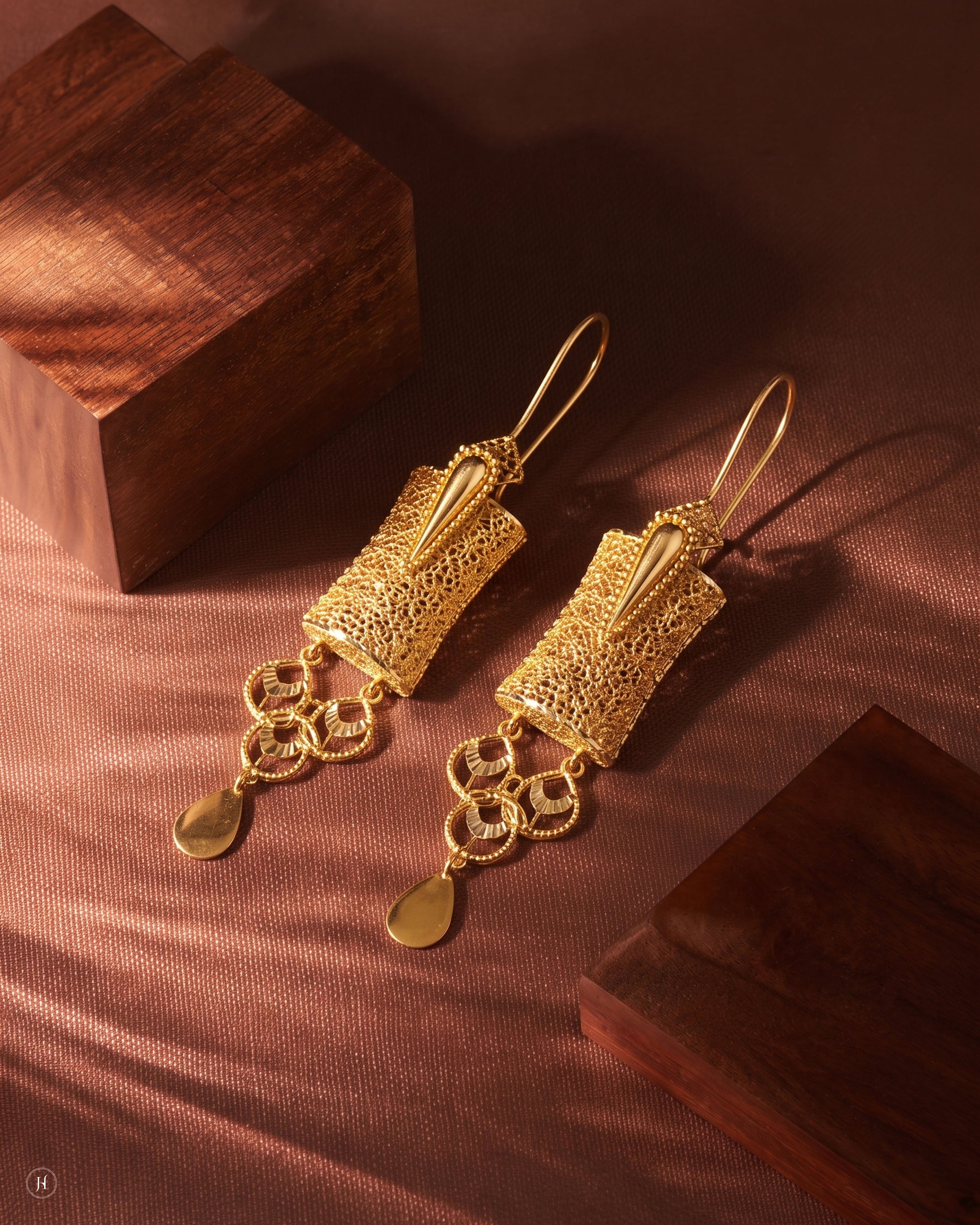 21K yellow gold Bahraini filigree fan drop earrings from the mesh fringe opera set — Emirati and Khaleeji women's jewellery, Dubai, UAE.