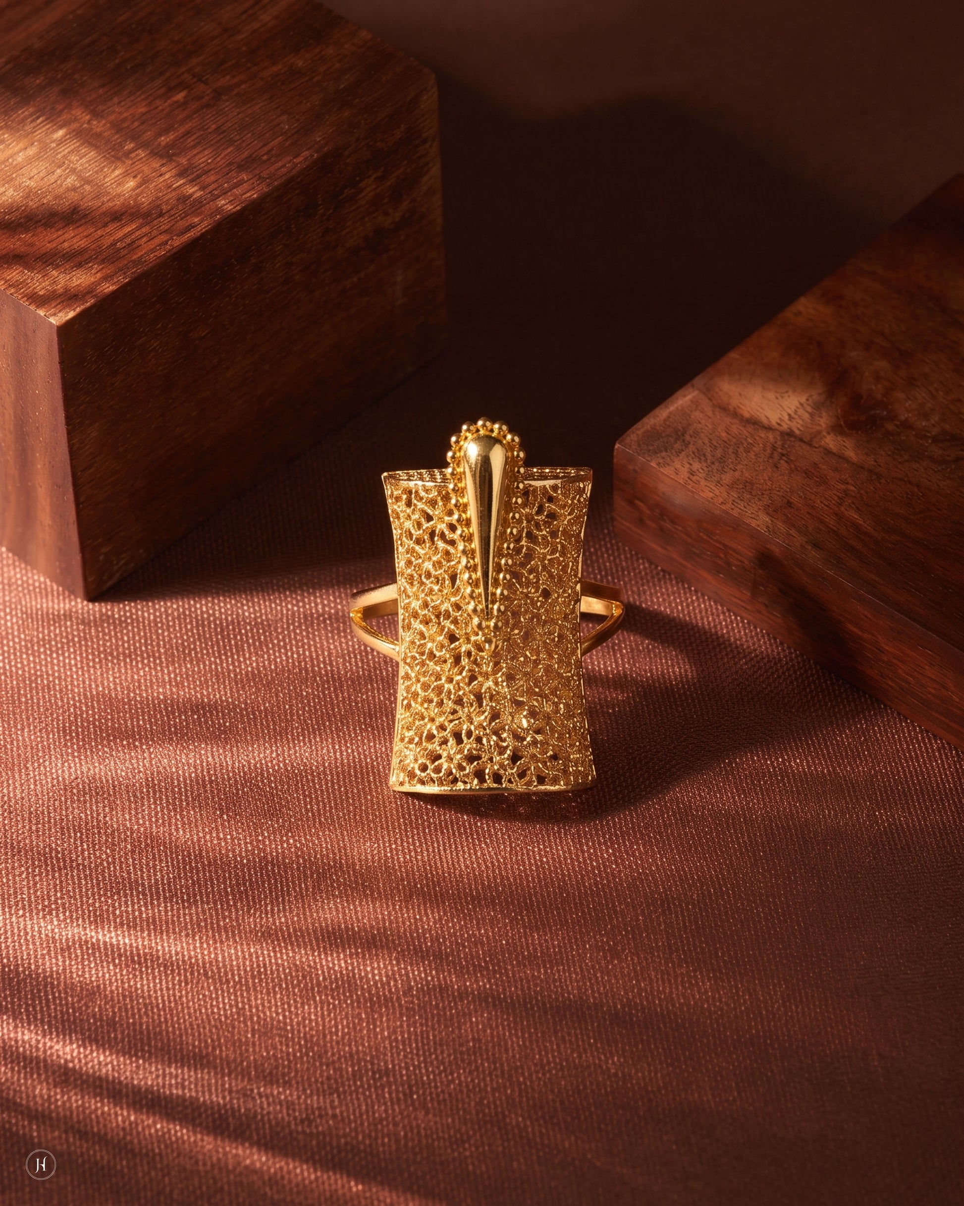 21K yellow gold Bahraini mesh-textured statement ring from the opera necklace set — Emirati and Khaleeji women's jewellery, Dubai, UAE.