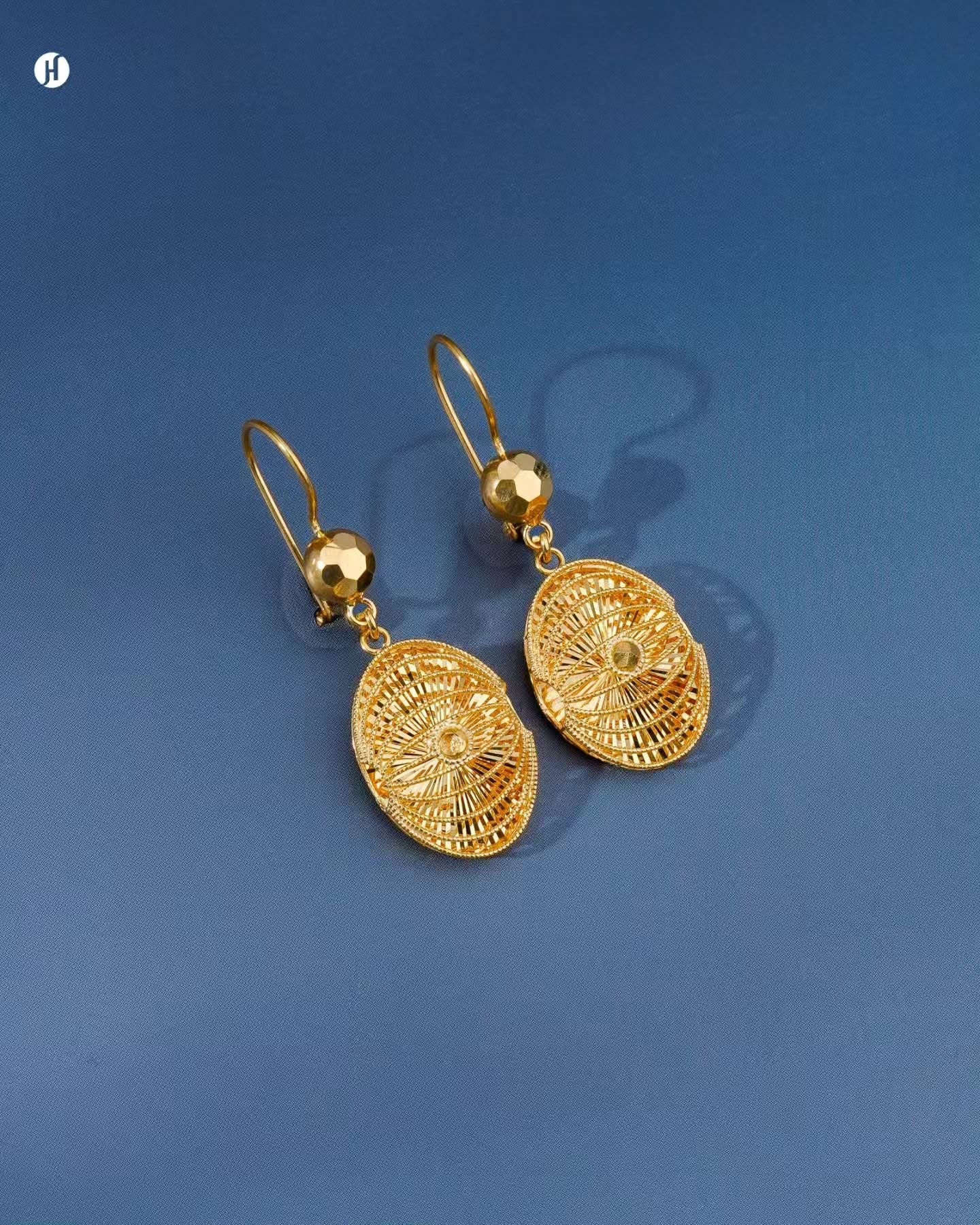 21K yellow gold Bahraini openwork oval charm drop earrings, matching the necklace set, for Emirati and Khaleeji women, Dubai, UAE.