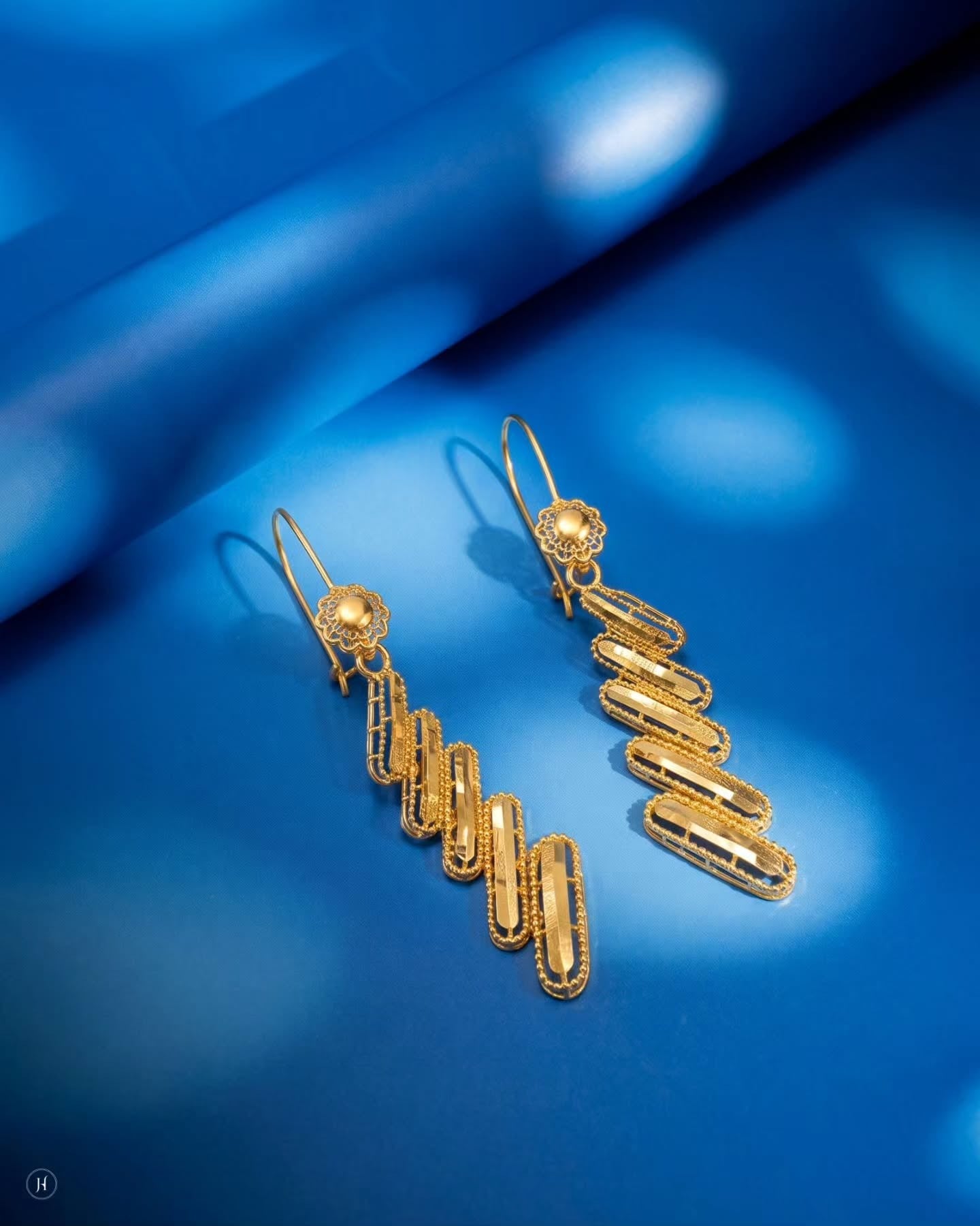 21K yellow gold Bahraini oval bar-link drop earrings matching the necklace set, for Emirati and Khaleeji women, J.H. by Priyansh Jewellery, Dubai, UAE.