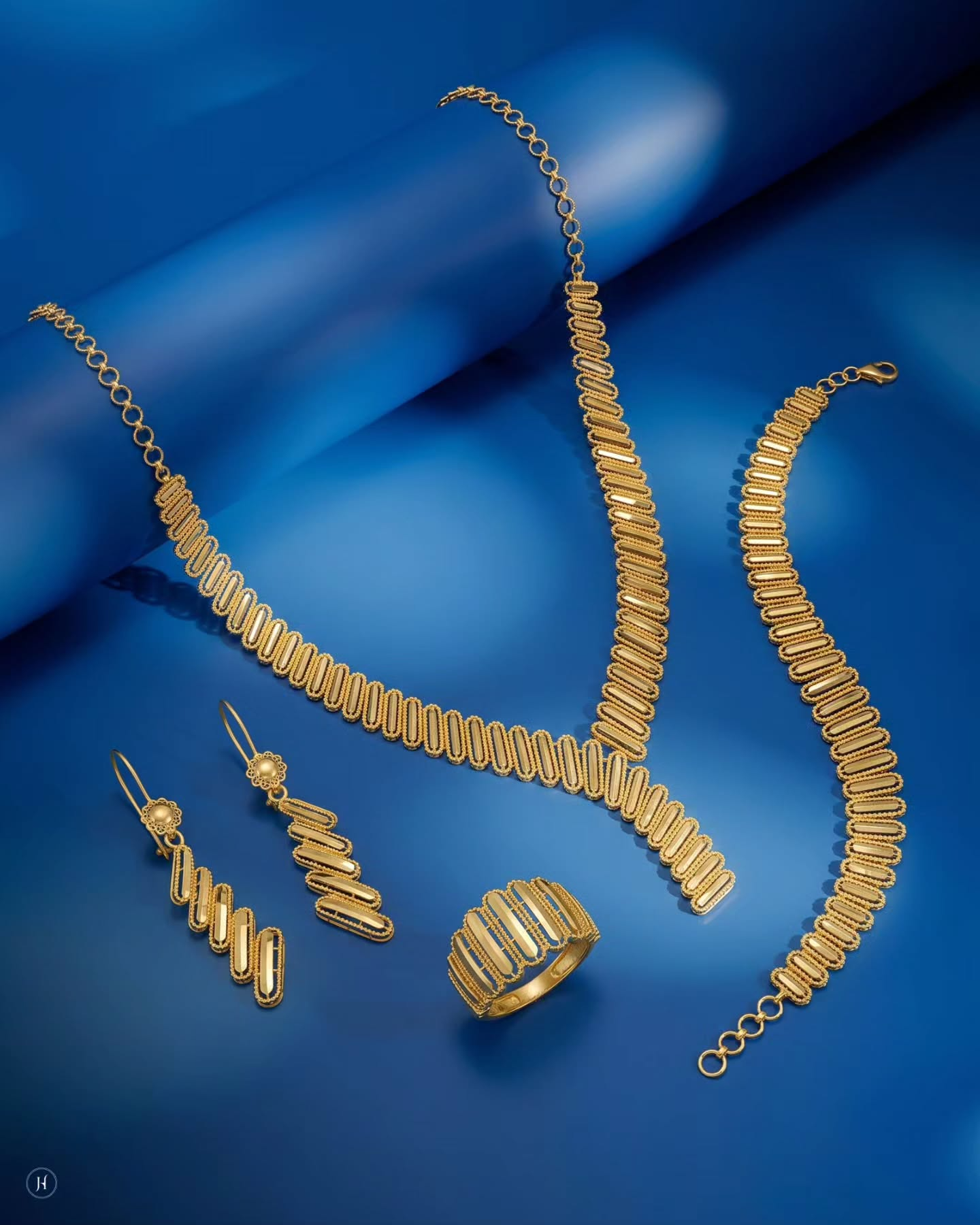 21K yellow gold Bahraini oval bar-link necklace set with matching earrings, bracelet and ring, loved by Emirati and Khaleeji women, J.H. by Priyansh Jewellery, Dubai, UAE.