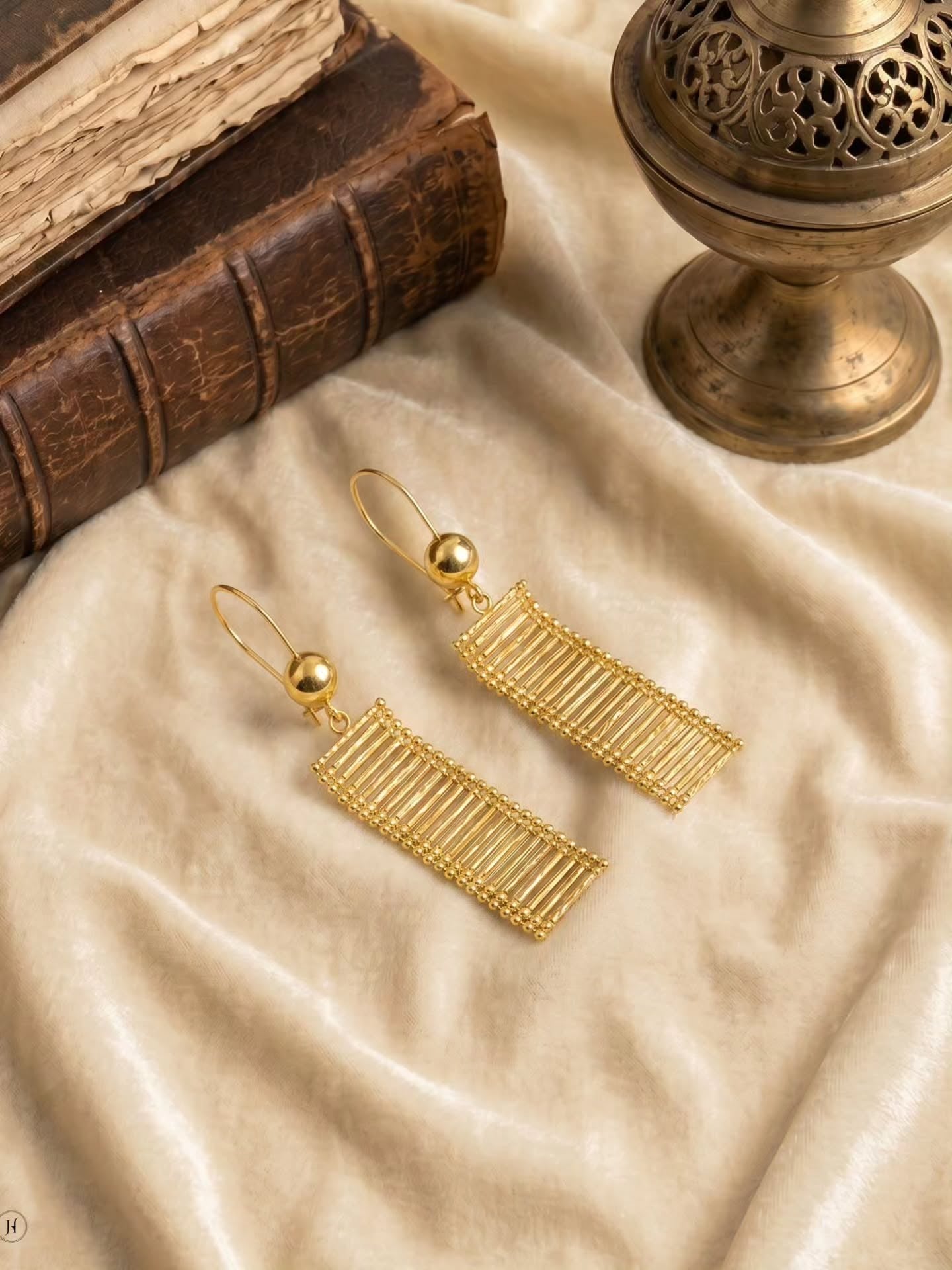 21K yellow gold Bahraini pleated wave rectangular drop earrings from the collar bridal set — Khaleeji and Emirati women's jewellery, Dubai, UAE.