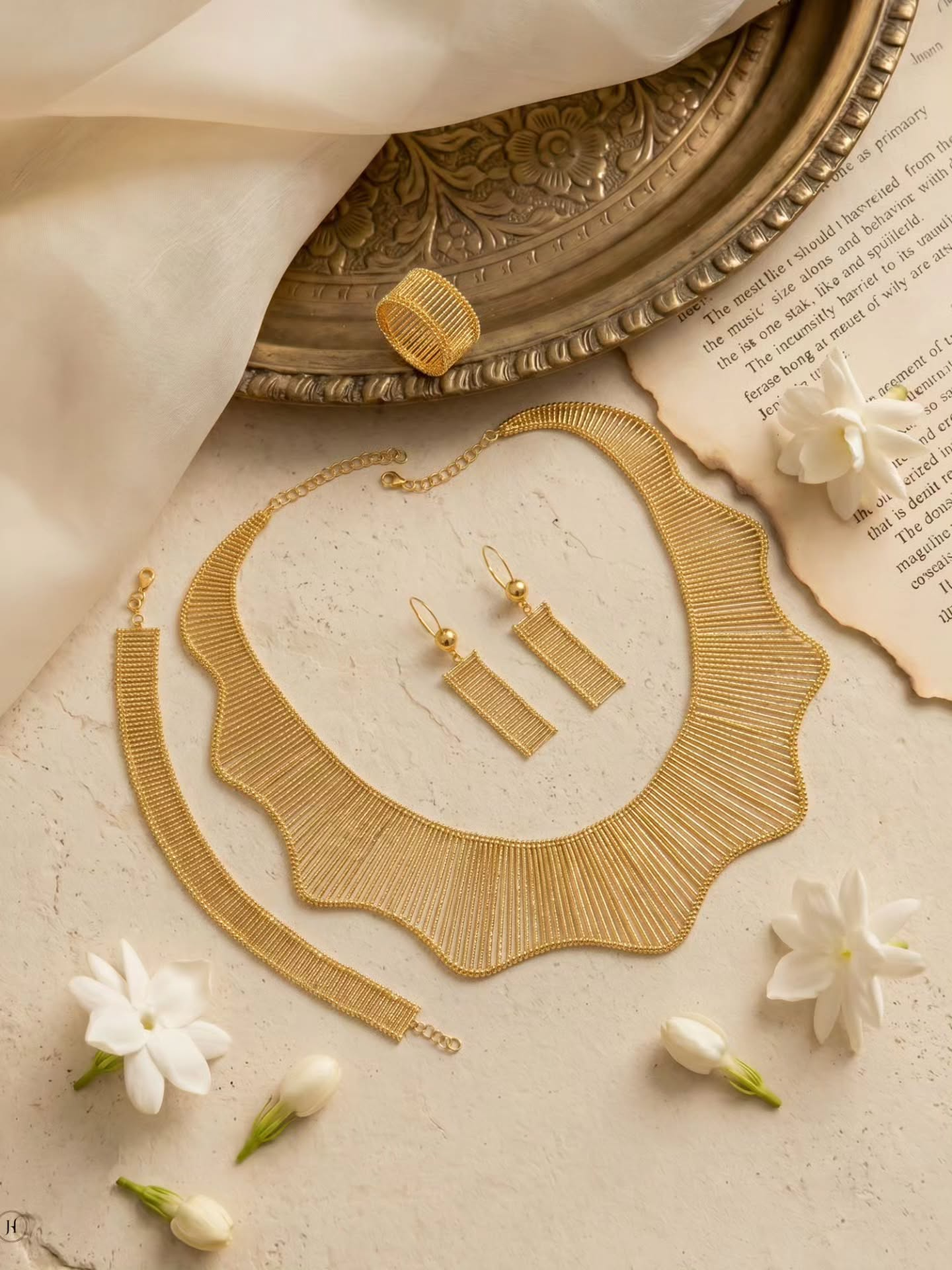 21K yellow gold Bahraini pleated wave collar necklace set with drop earrings, bracelet and ring — Emirati and Khaleeji bridal jewellery, Dubai, UAE.