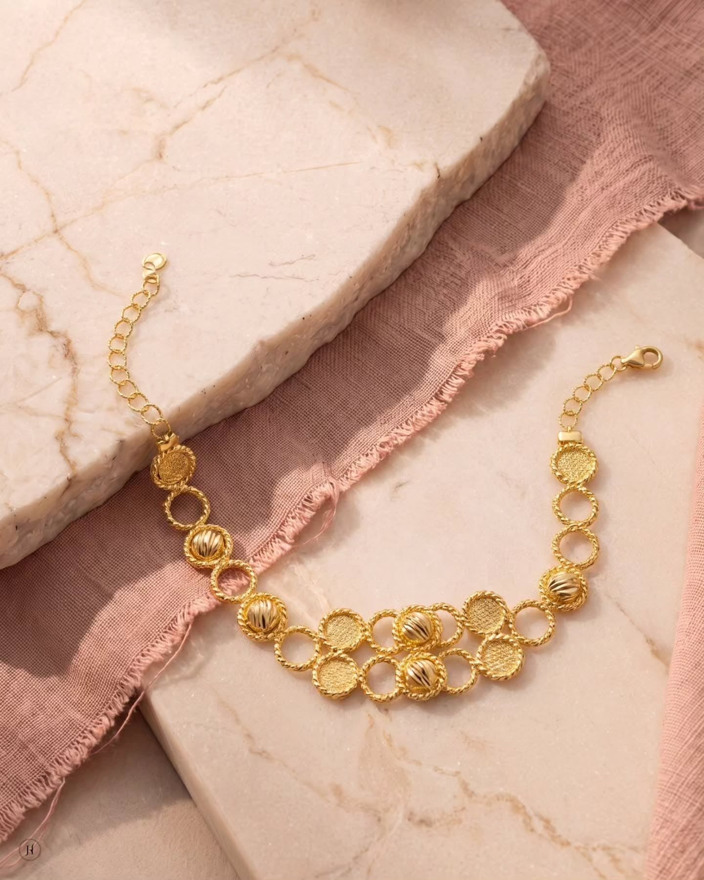 21K yellow gold Bahraini rope circle bracelet matching the necklace set, for Emirati and Khaleeji women, UAE.