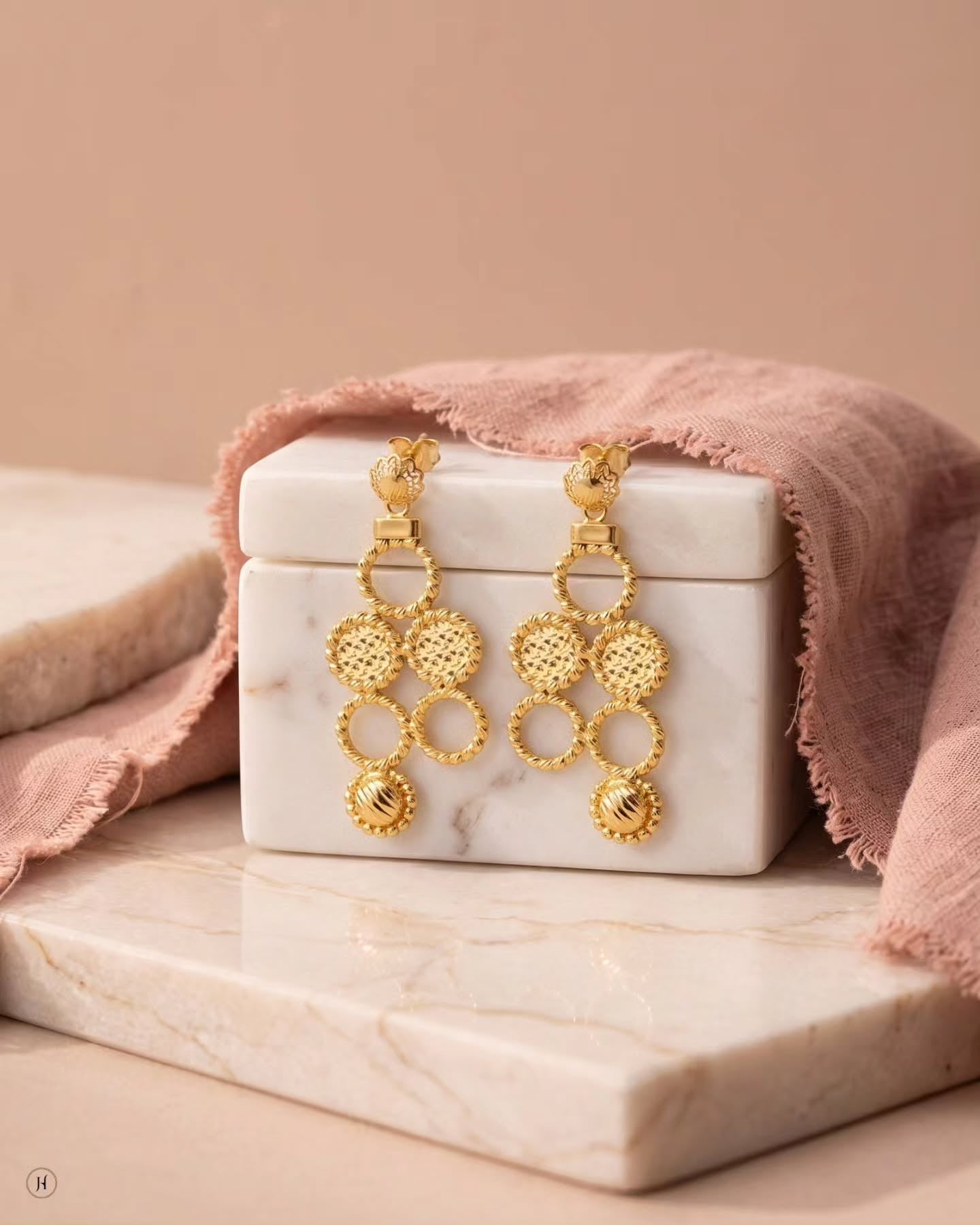 21K yellow gold Bahraini rope circle drop earrings matching the necklace set, for Emirati and Khaleeji women, UAE.