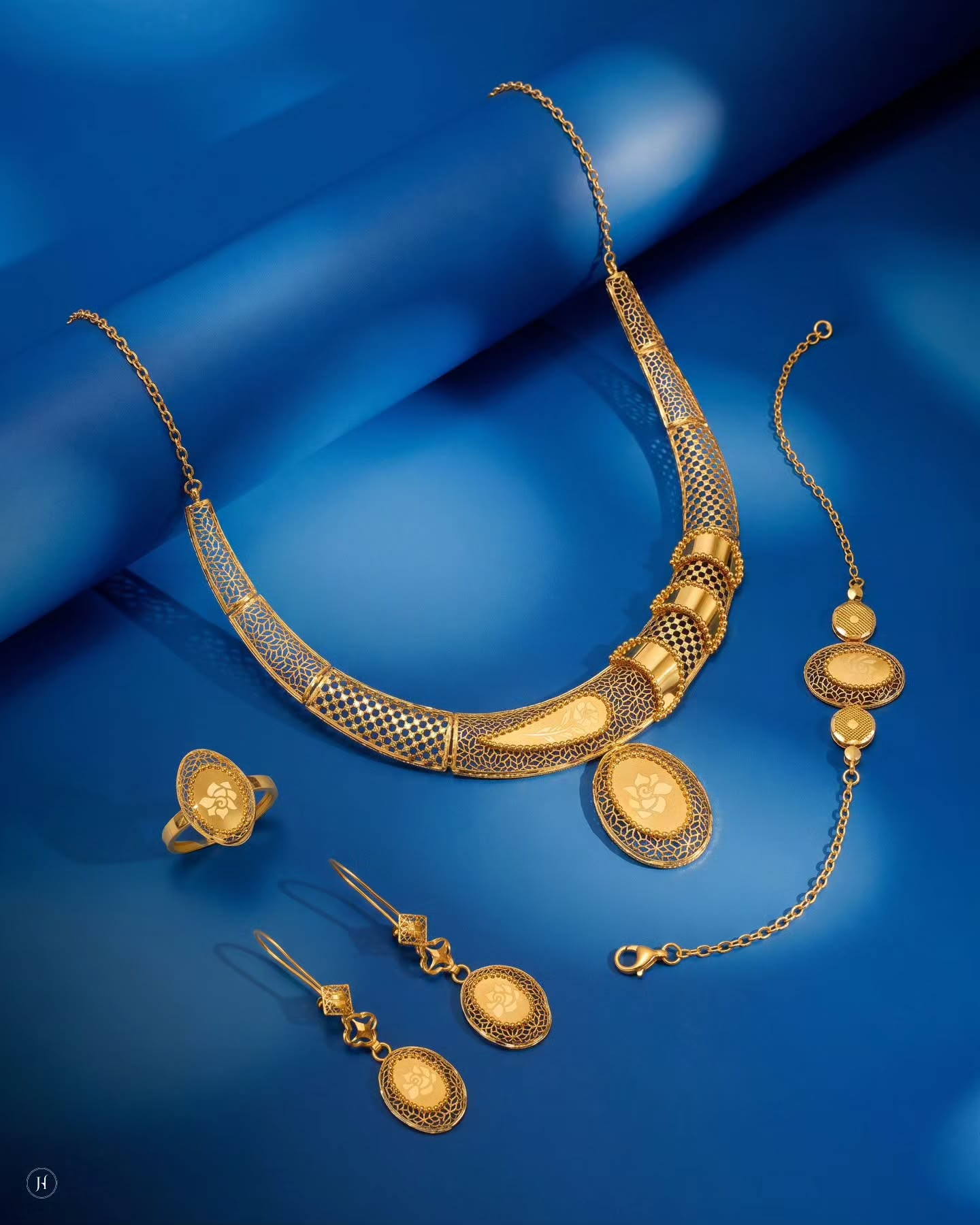 21K yellow gold Bahraini rose filigree collar necklace set with matching earrings, bracelet and ring, loved by Emirati and Khaleeji women, J.H. by Priyansh Jewellery, Dubai, UAE.